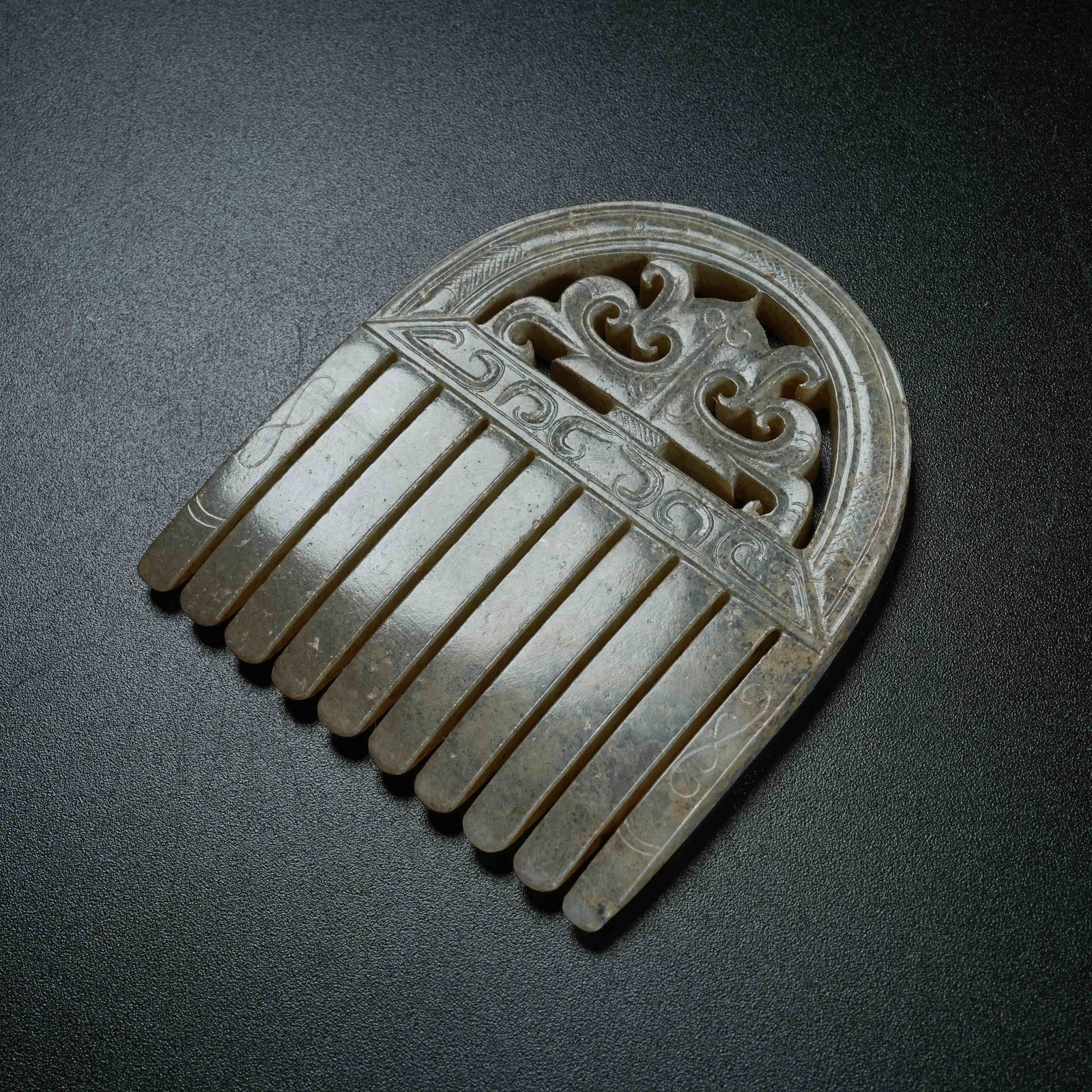 A ARCHAIC JADE COMB - 10