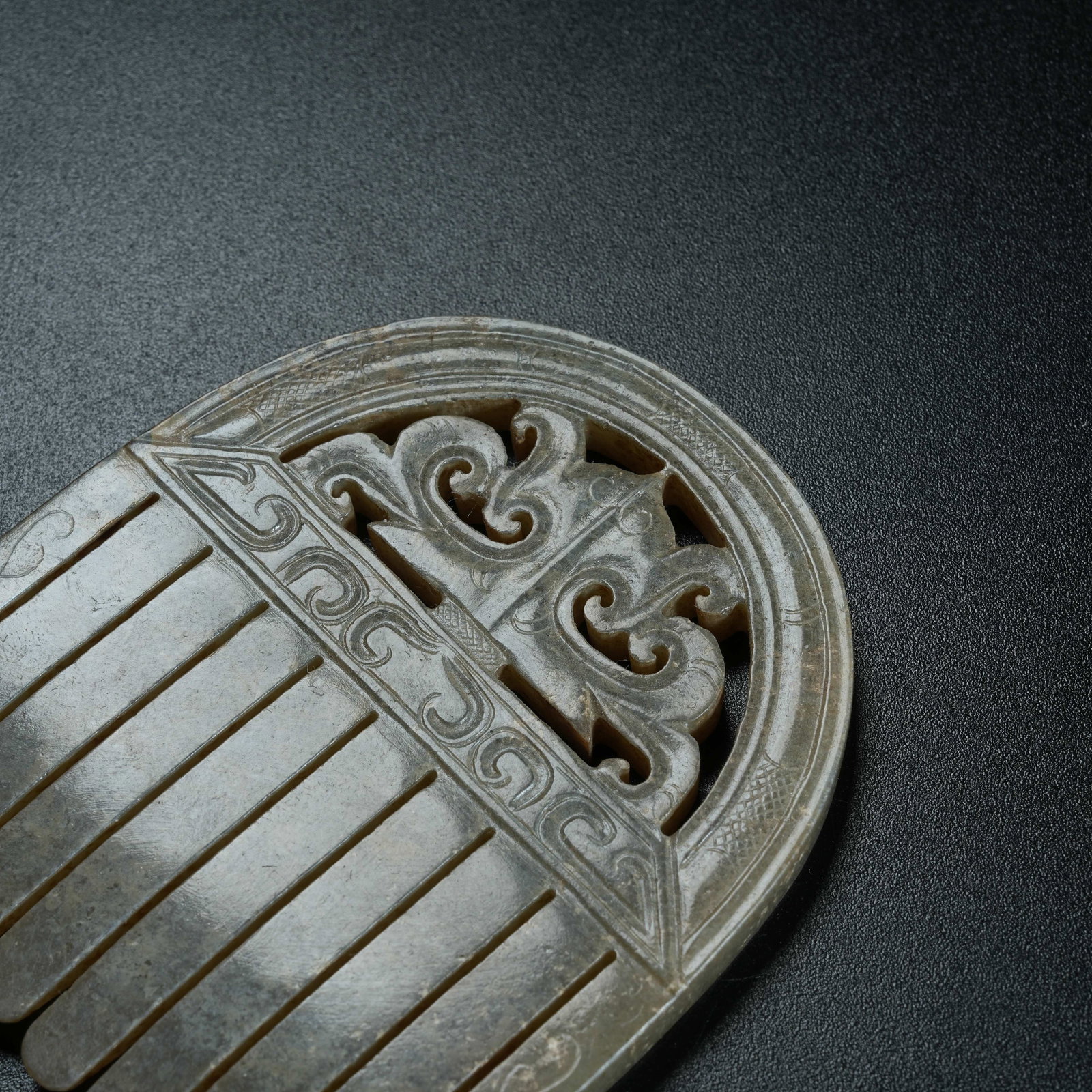 A ARCHAIC JADE COMB - 2
