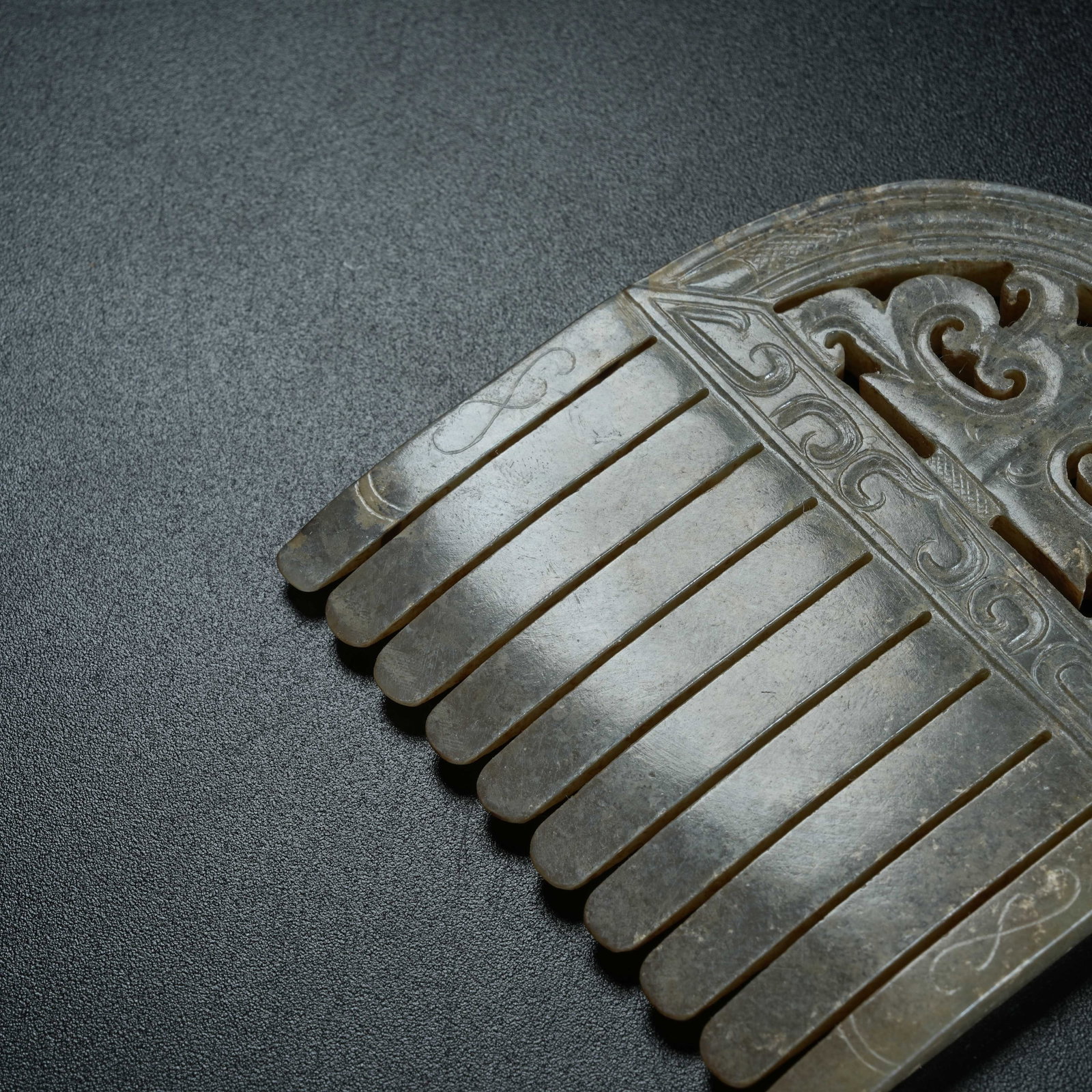 A ARCHAIC JADE COMB - 3