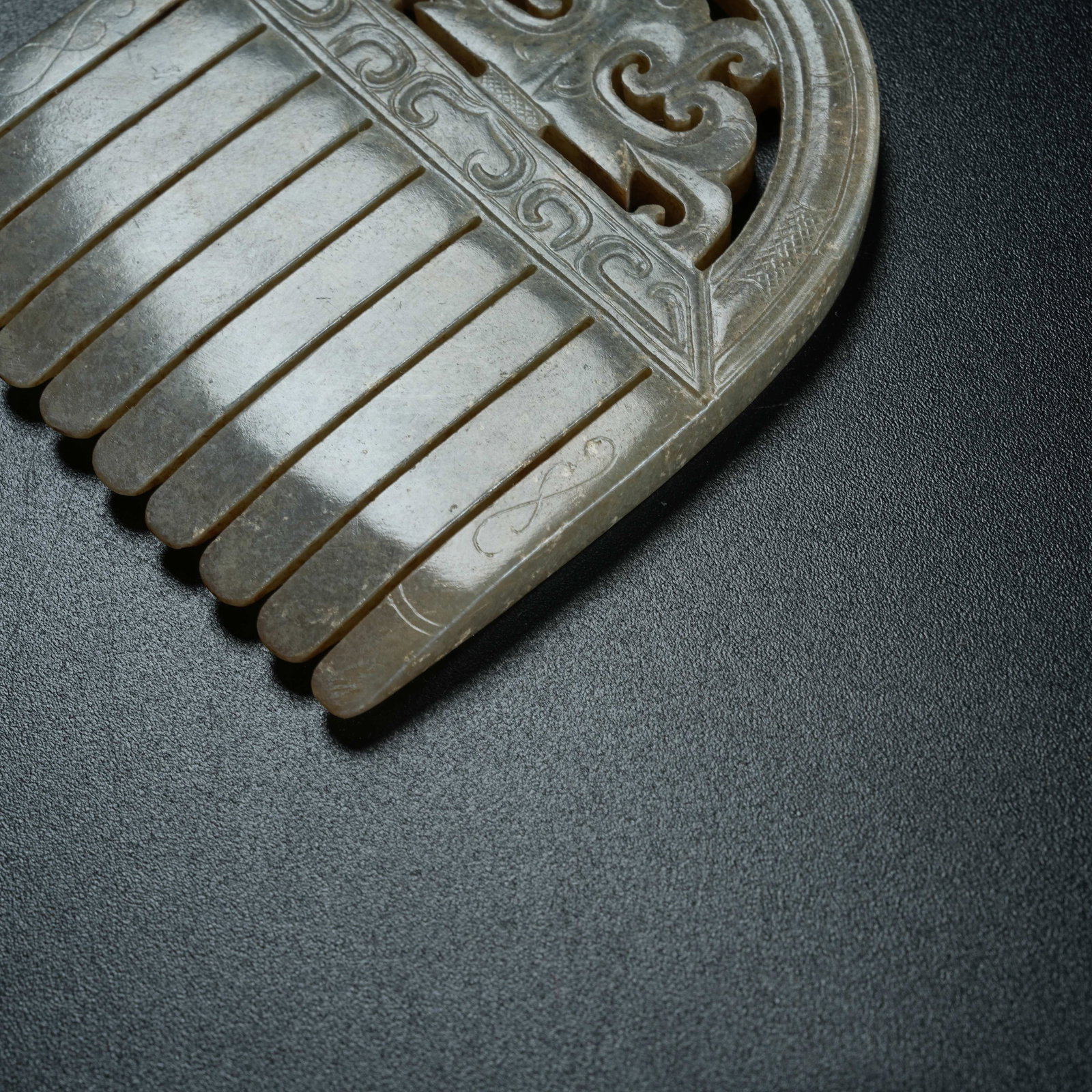 A ARCHAIC JADE COMB - 4