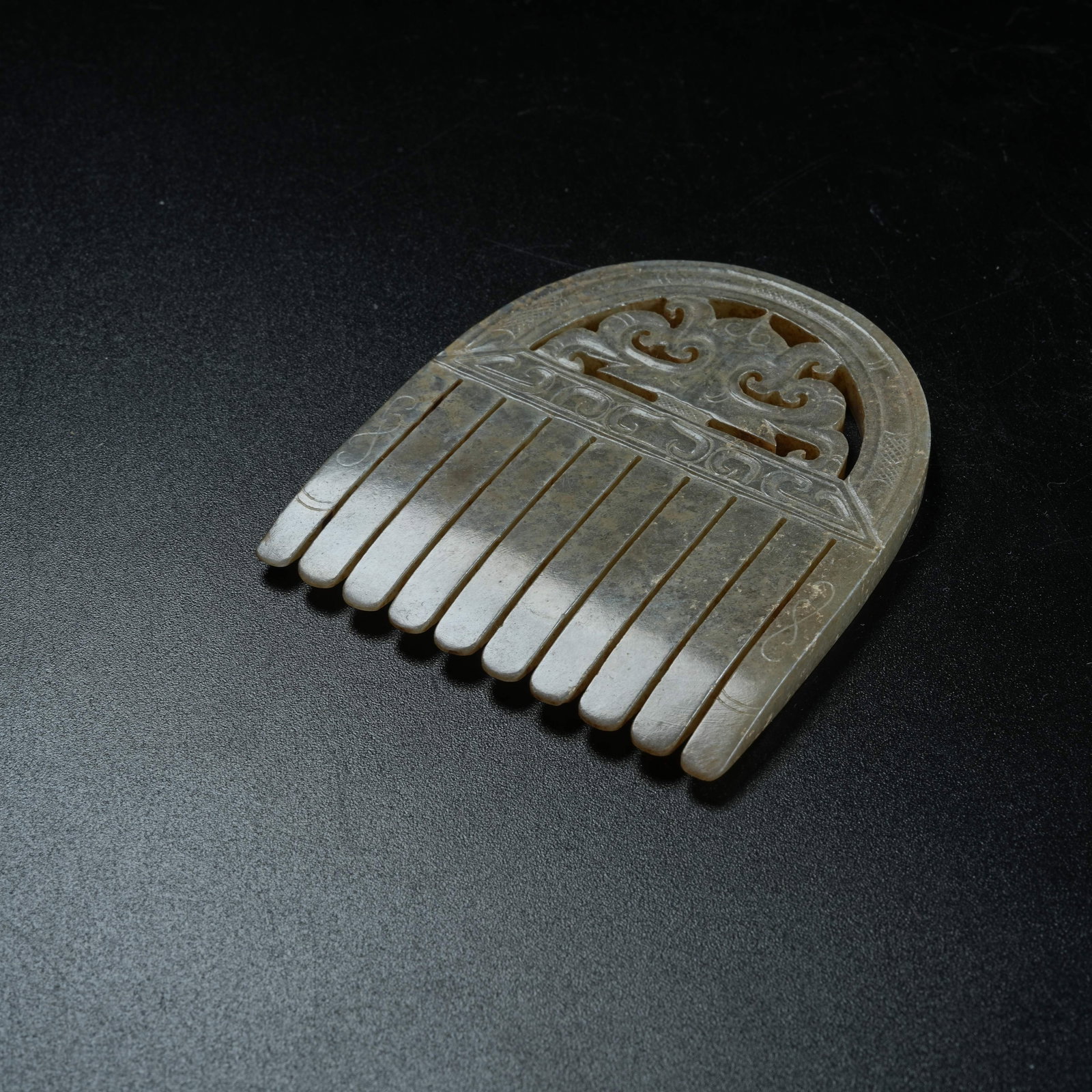 A ARCHAIC JADE COMB - 5