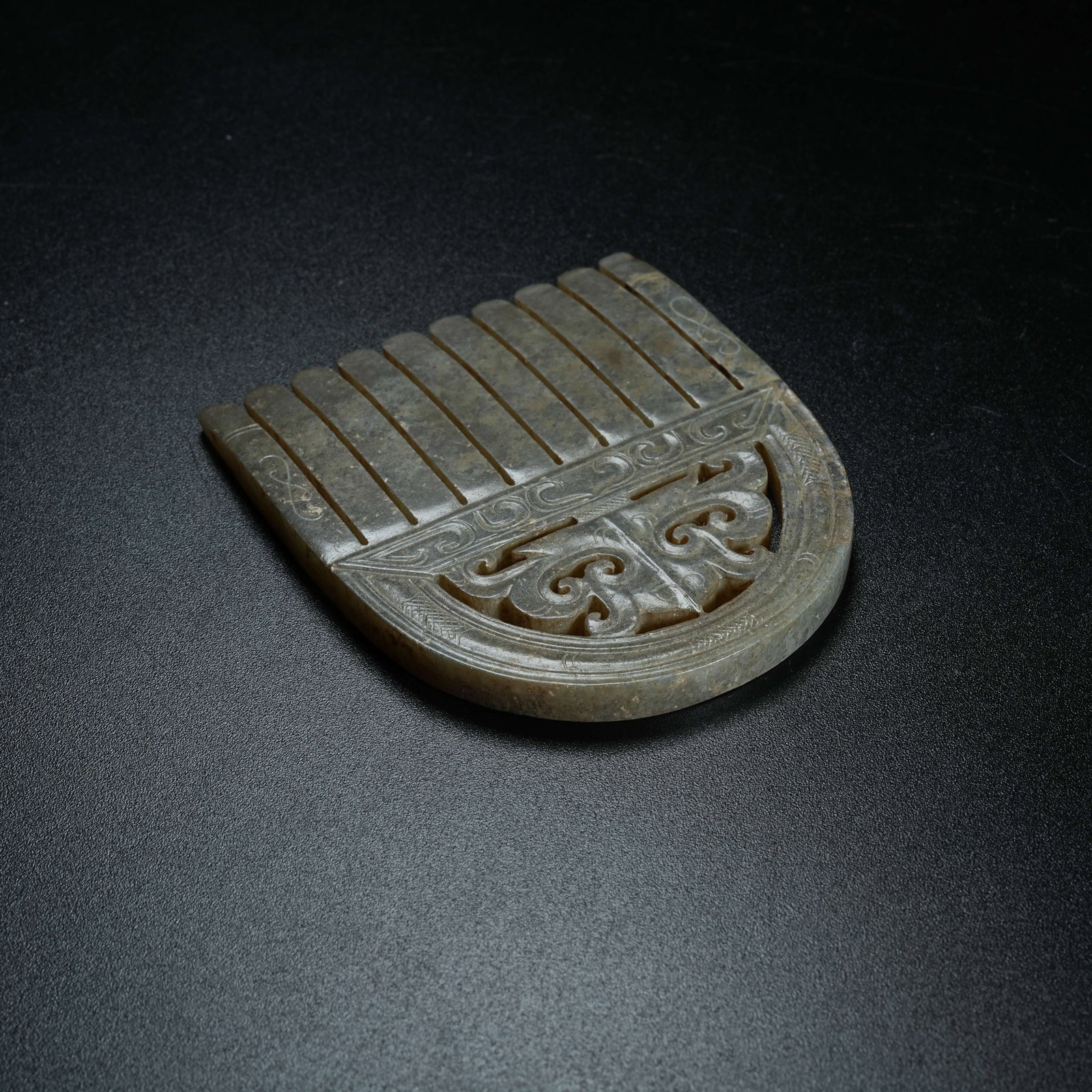 A ARCHAIC JADE COMB - 7
