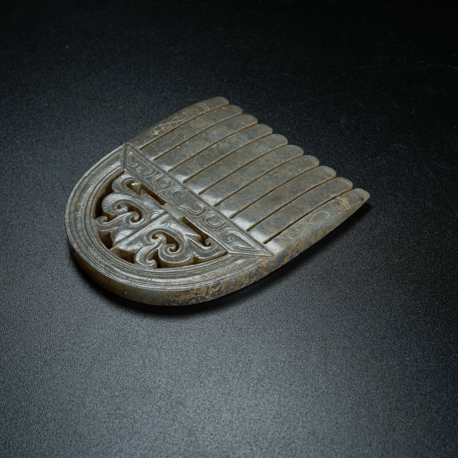 A ARCHAIC JADE COMB - 8