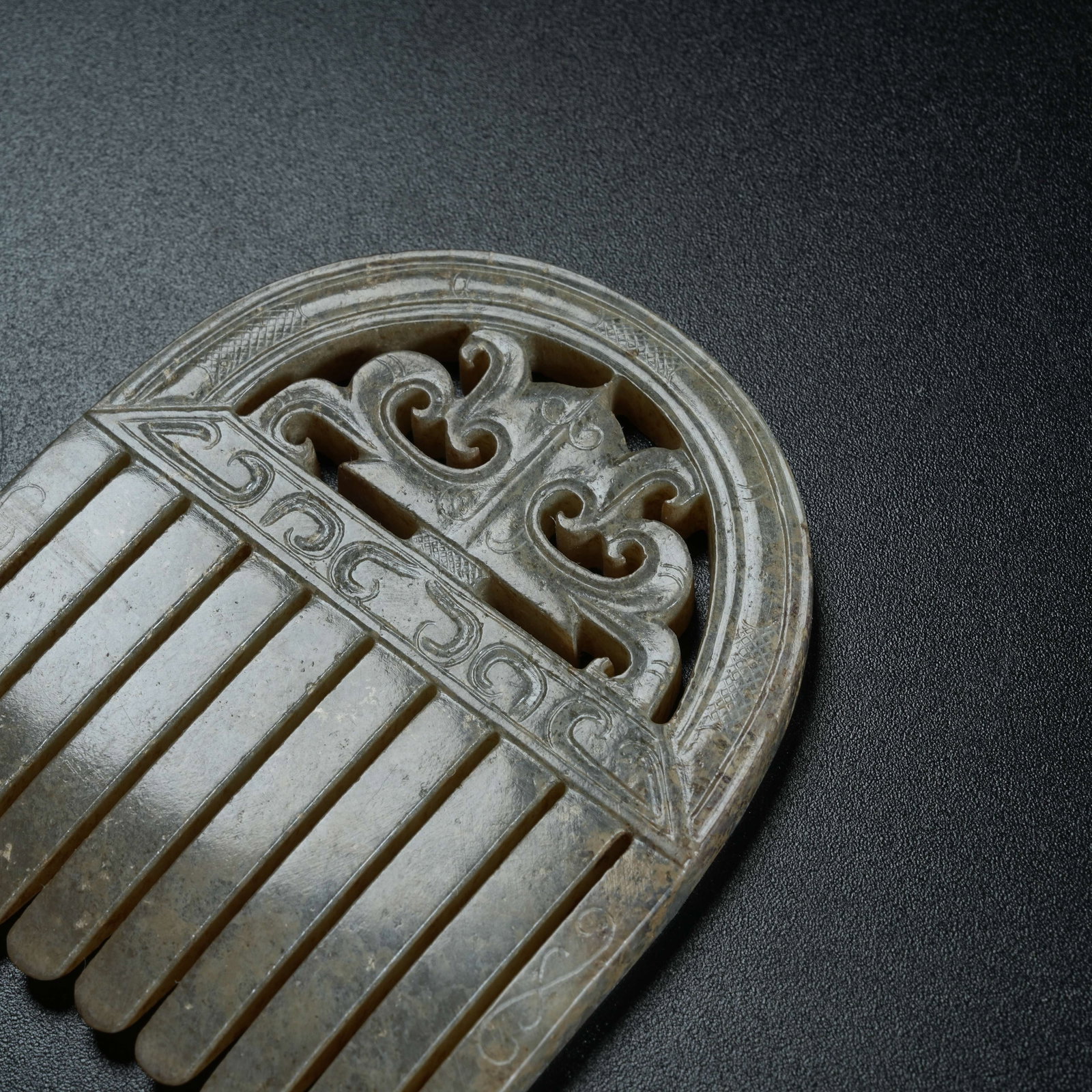 A ARCHAIC JADE COMB - 9