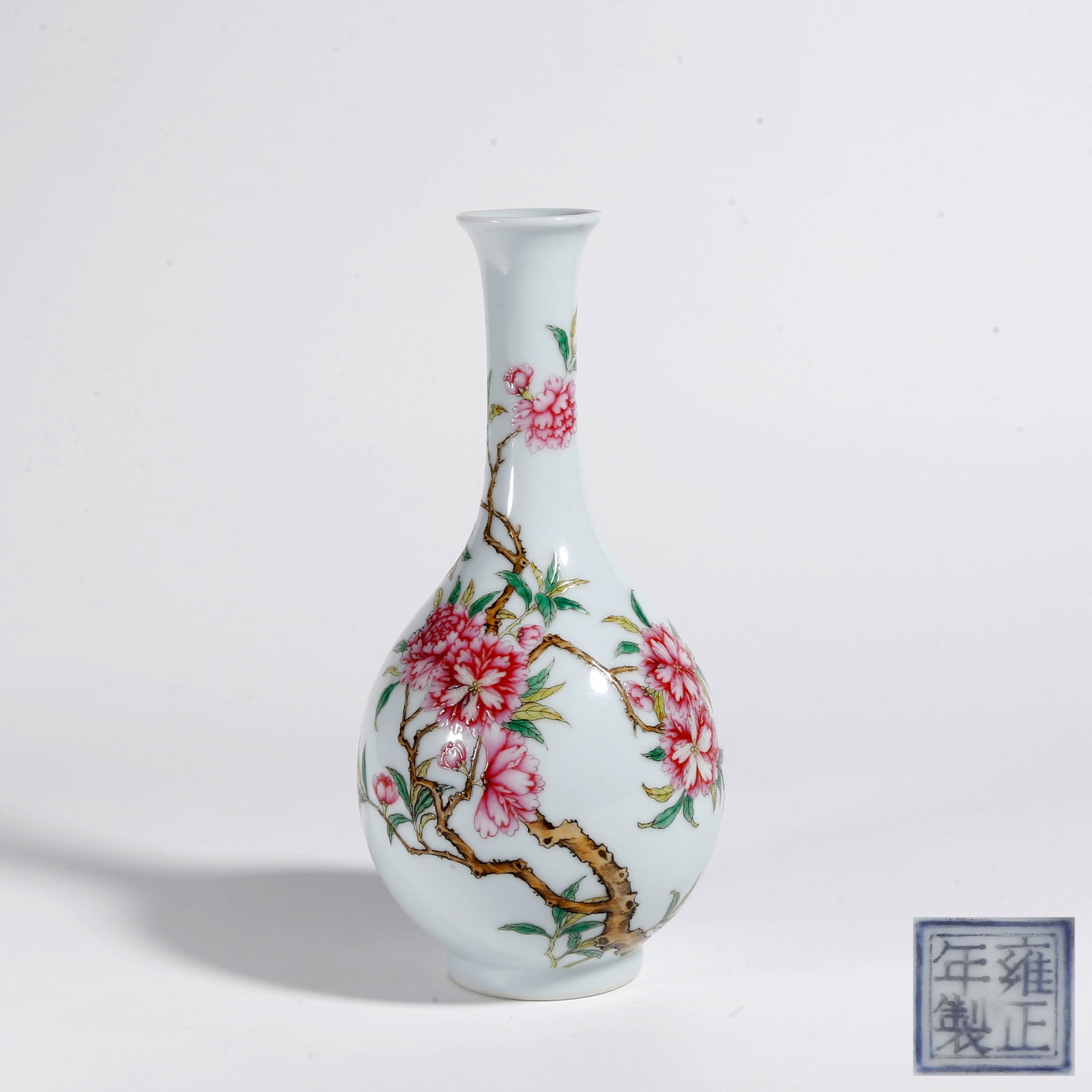 A FAMILLE ROSE FLORAL PATTERN LONG-NECK VASE: Famille Rose Floral Pattern Long-Neck Vase