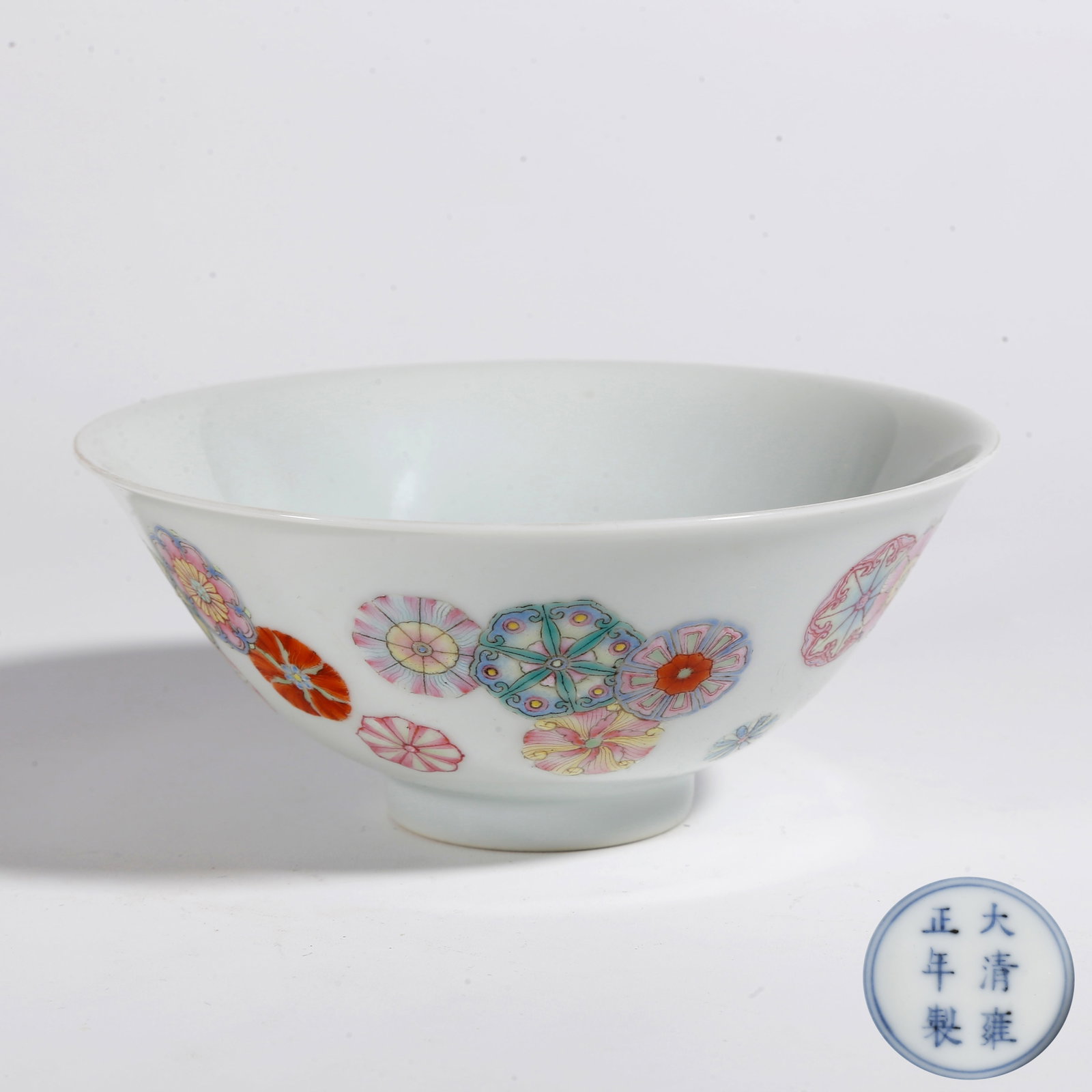 A FAMILLE ROSE BALL PATTERN BOWL: Famille Rose Ball Pattern Bowl