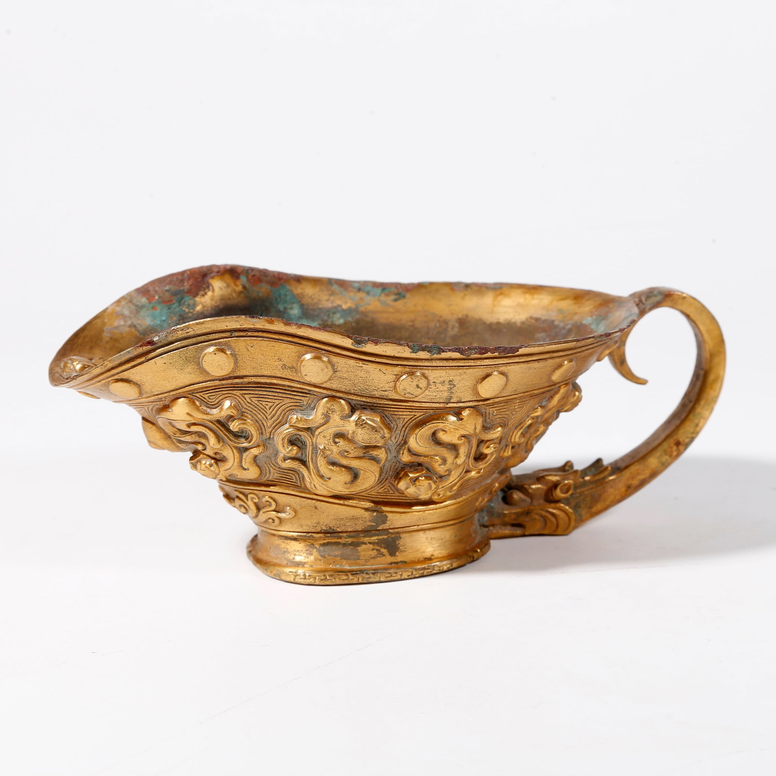 A GILT BRONZE CUP WITH DRAGON PATTERN: Gilt Bronze Cup with Dragon Pattern
