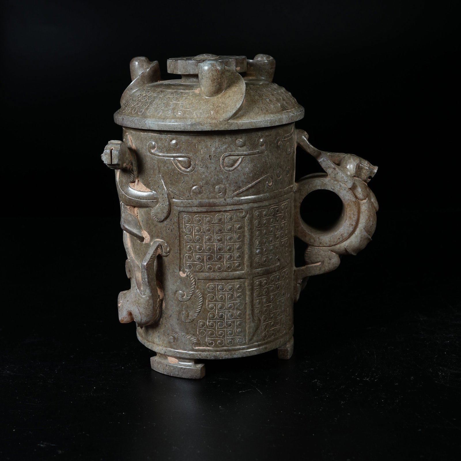 A ARCHAIC JADE LIDDED CUP CARVED WITH CHILONG PATTERNS: Archaic Jade Lidded Cup Carved with Chilong Patterns