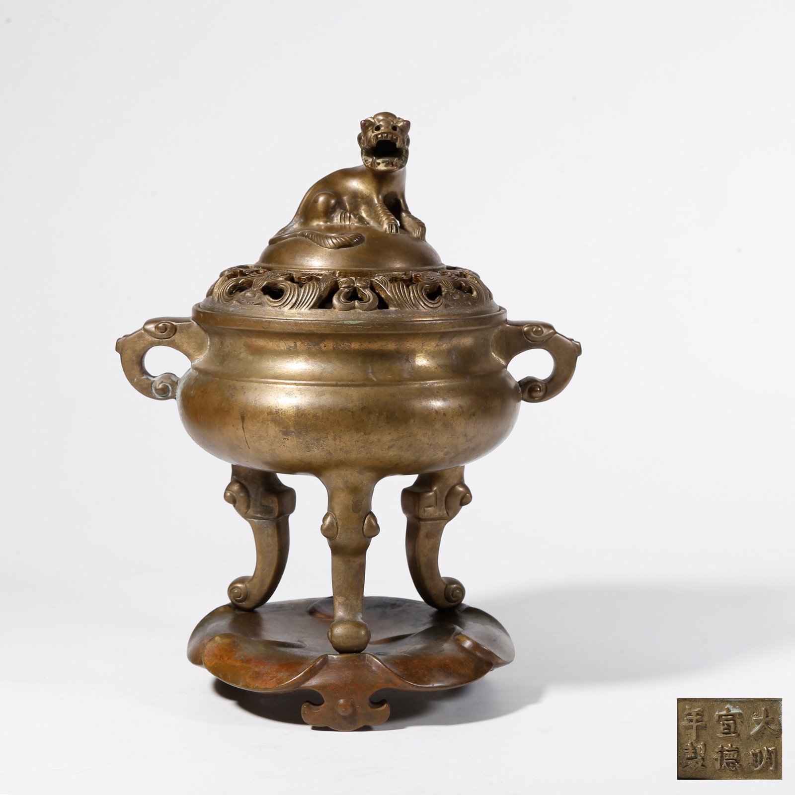 A BRONZE CENSER WITH BEAST KNOB AND DOUBLE EARS (1 of 9)