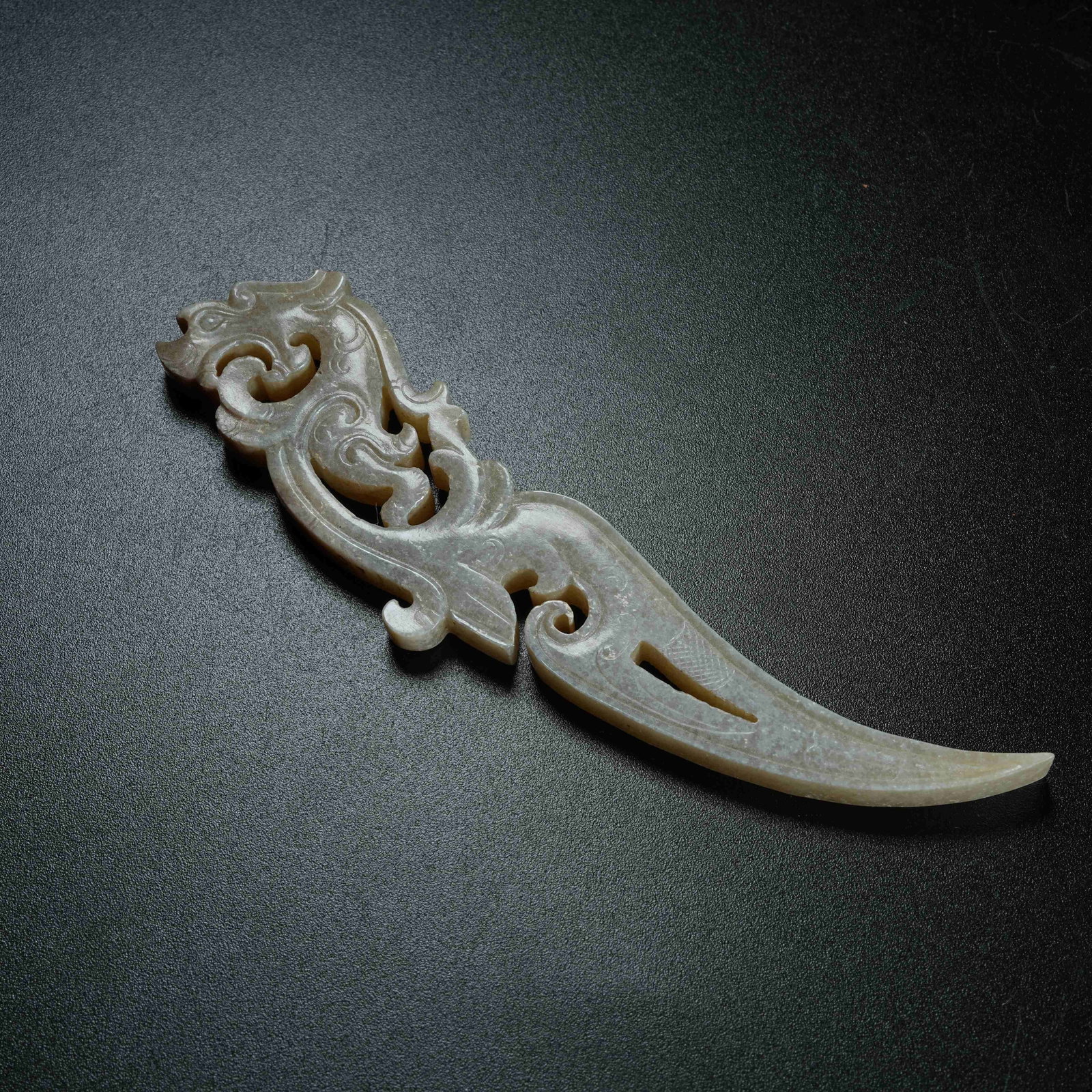 A ARCHAIC JADE TOOTH-SHAPED PENDANT WITH DRAGON PATTERNS: Archaic Jade Tooth-shaped Pendant with Dragon Patterns