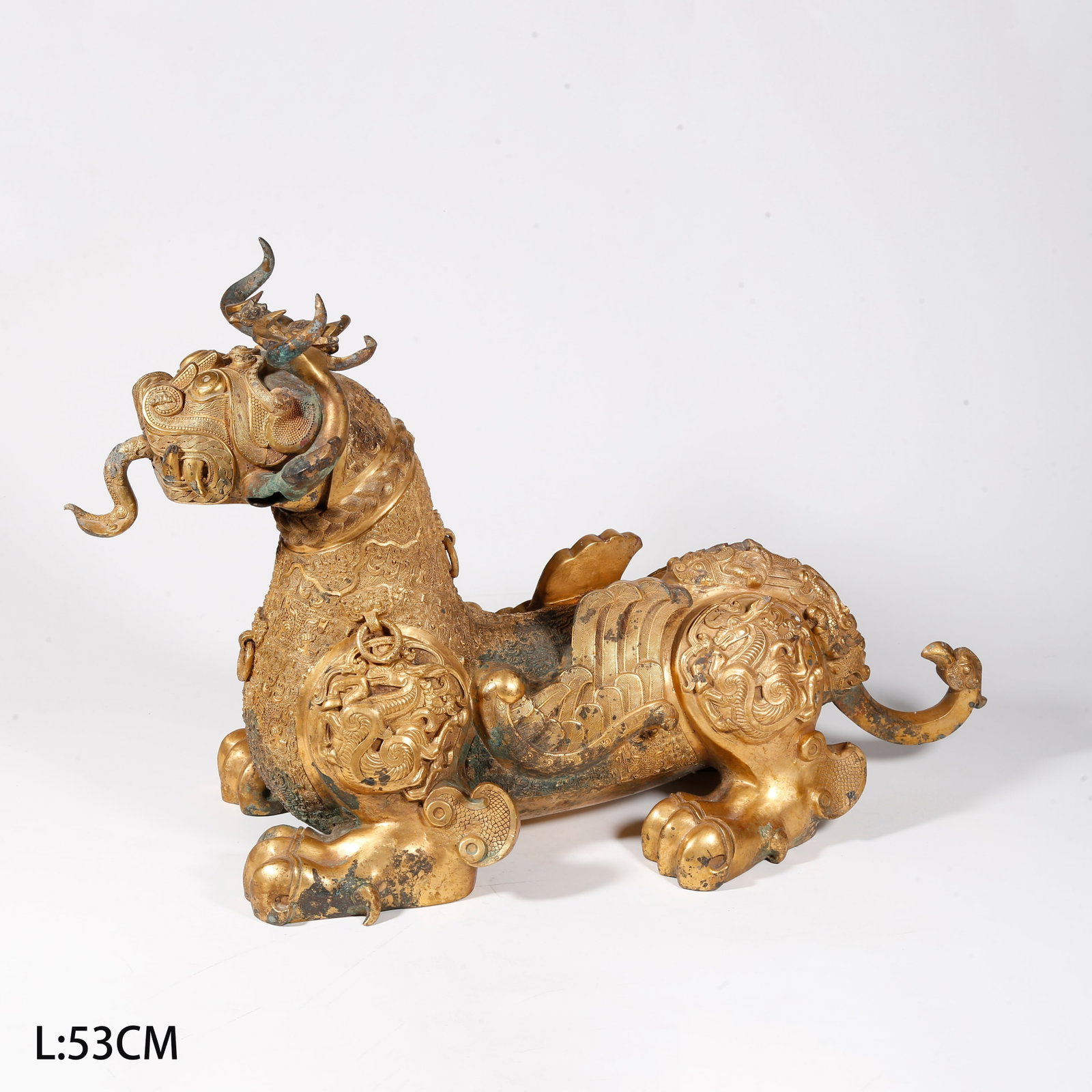 A GILT BRONZE AUSPICIOUS BEAST-SHAPED ORNAMENT: Gilt Bronze Auspicious Beast-shaped Ornament