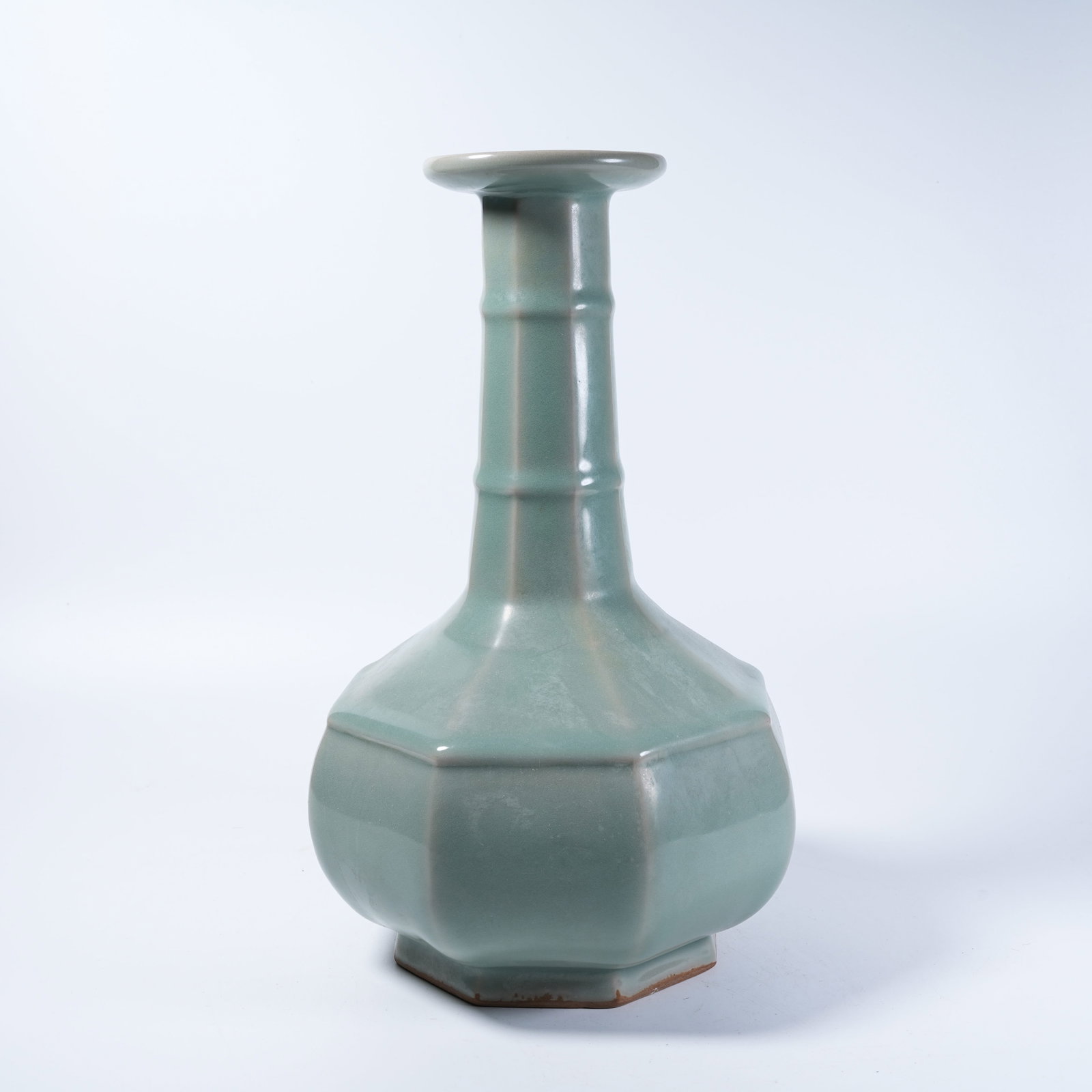A PLATE MOUTH VASE WITH STRING PATTERNS OF LONGQUAN KILN (1 of 9)