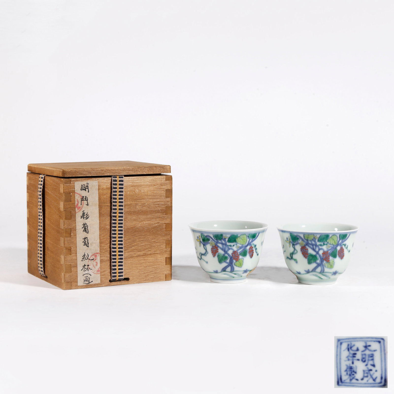 A PAIR OF DOUCAI CUPS WITH GRAPE PATTERN (1 of 9)