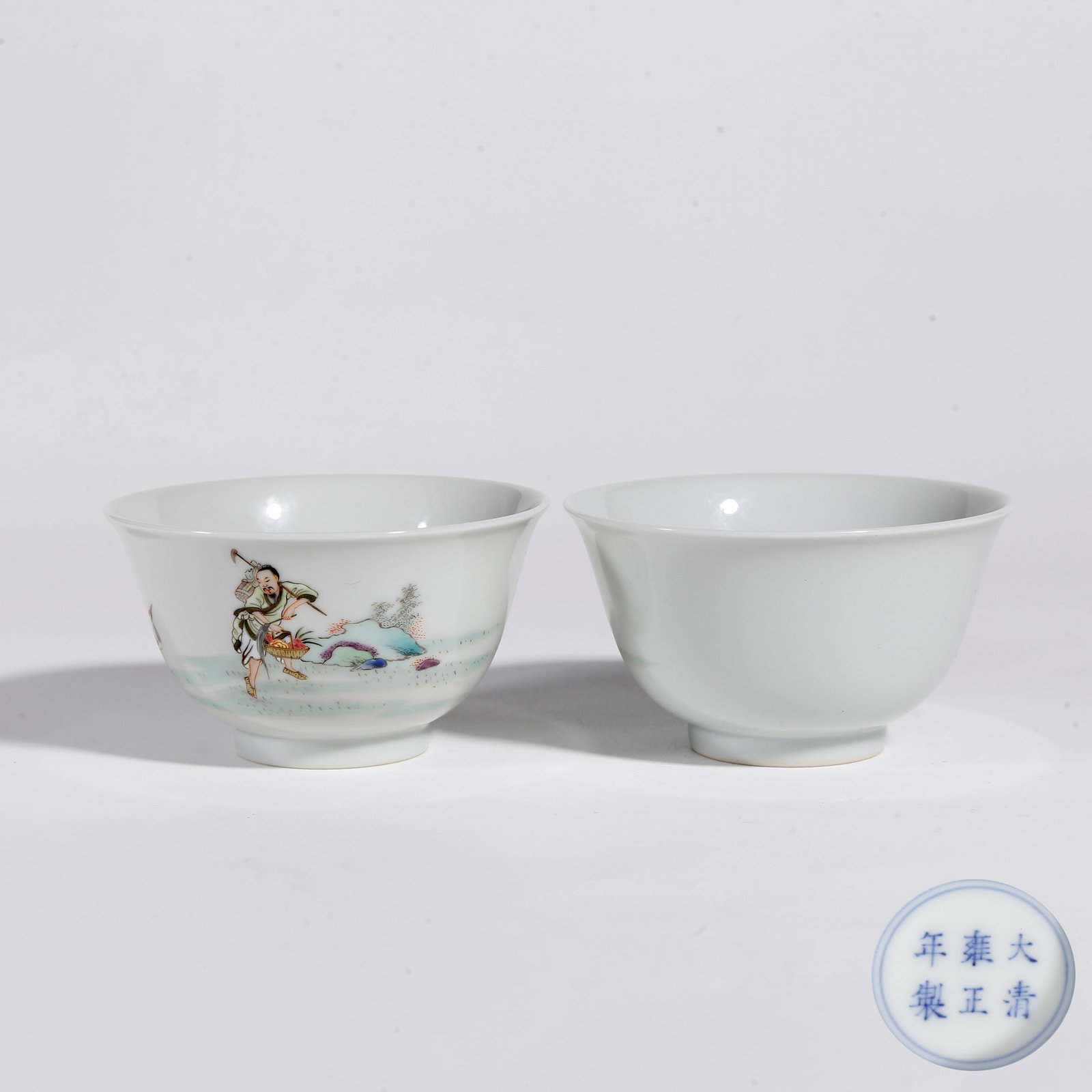 A PAIR OF FAMILLE ROSE CUPS WITH FIGURE PATTERN (1 of 9)