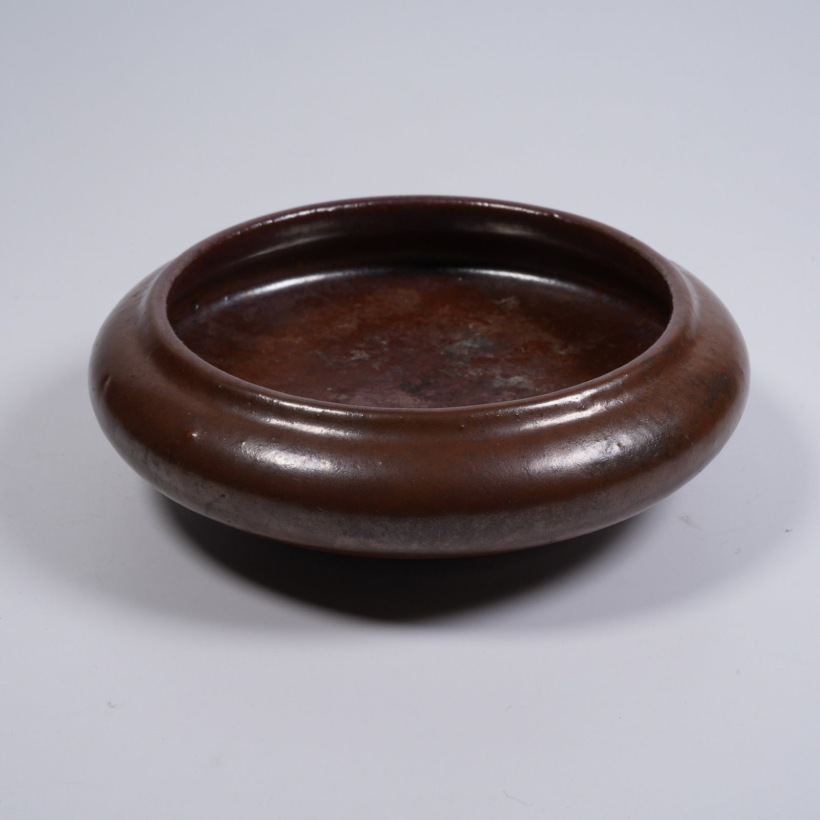 A PURPLE-GOLD-GLAZE WASHER: Purple-gold-glaze washer
