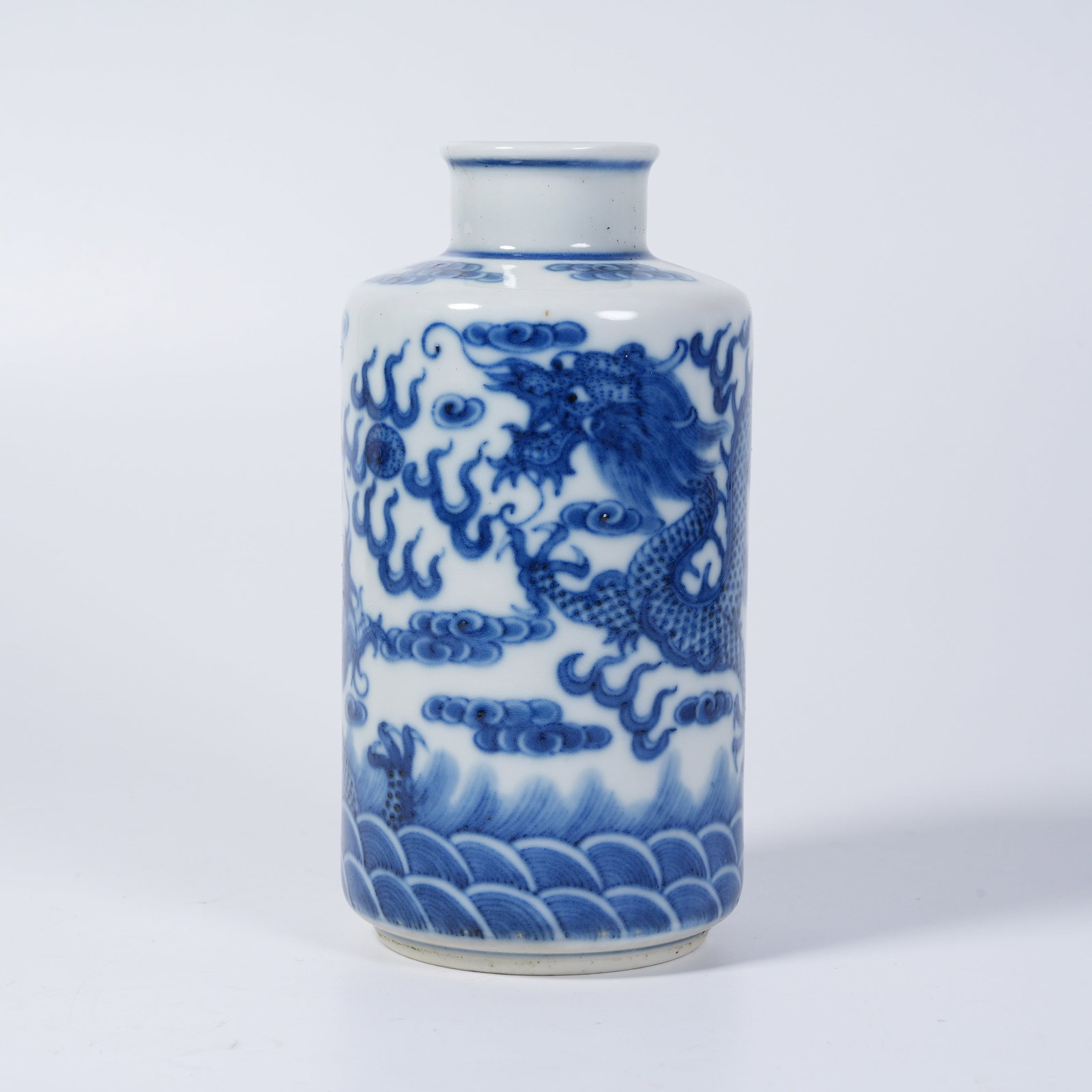 A BLUE-AND-WHITE SNUFF BOTTLE WITH DOUBLE-DRAGON-CHASING-PEARL PATTERN (1 of 9)
