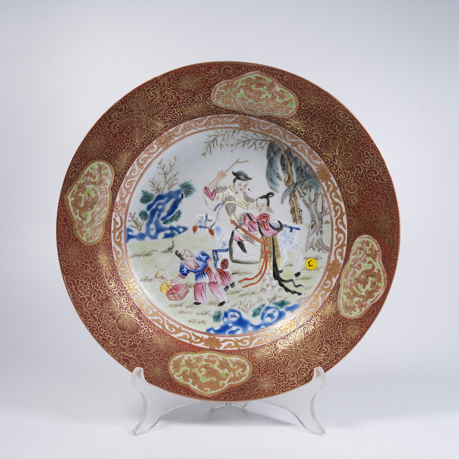 A FAMILLE-ROSE PLATE WITH FIGURE PATTERN: Famille-rose plate with figure pattern