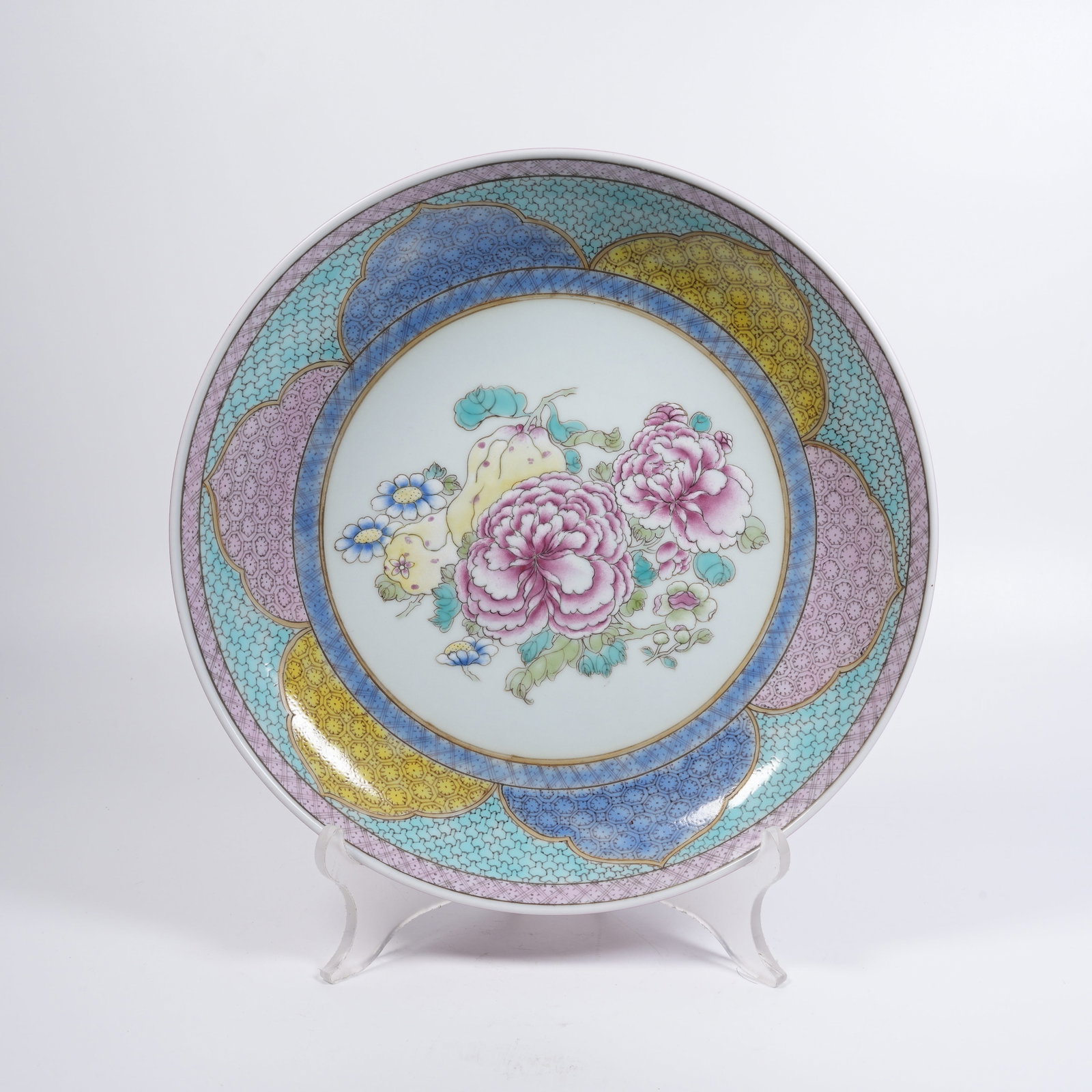 A FAMILLE-ROSE FLORAL PLATE: Famille-rose floral plate