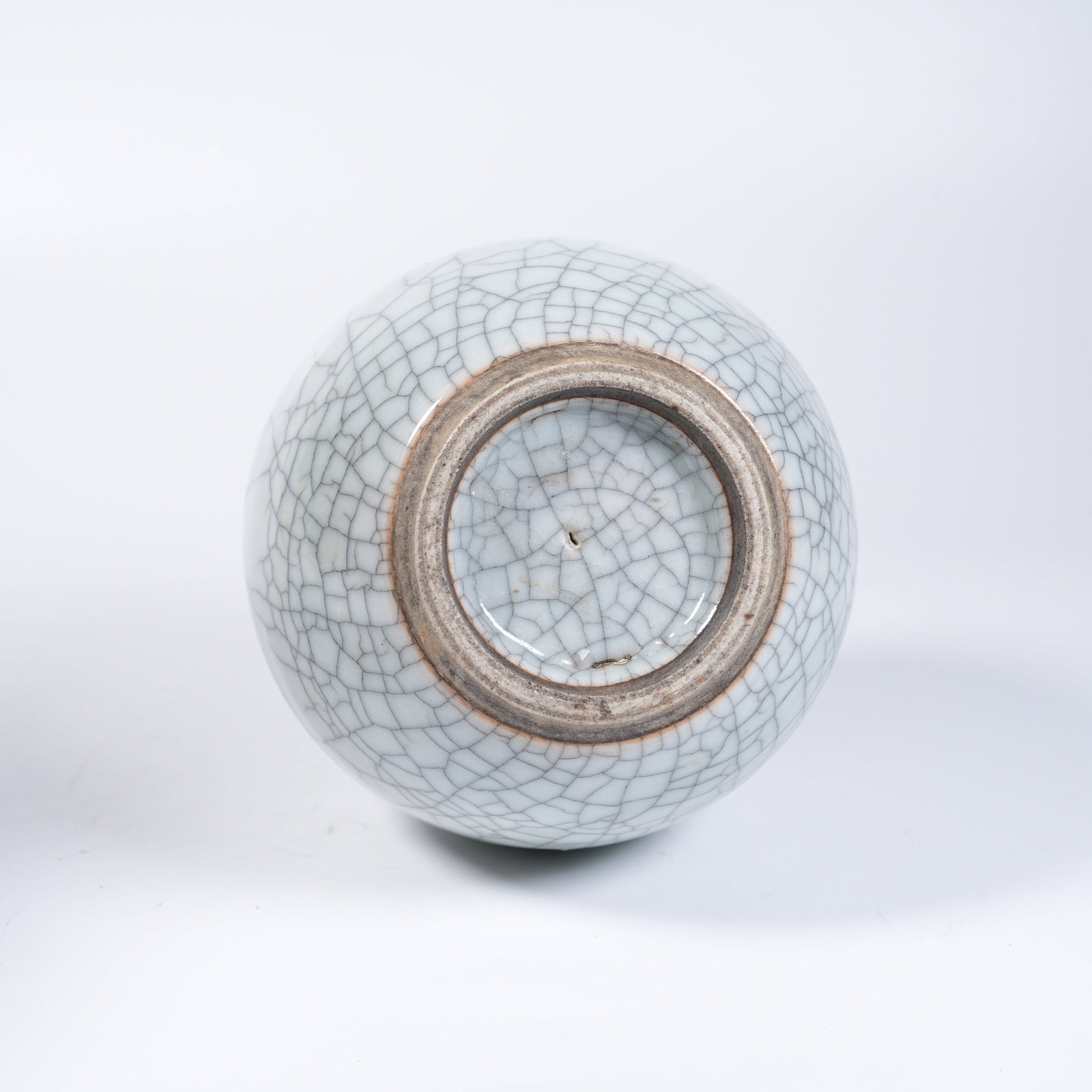 A GE-GLAZE CELESTIAL SPHERE VASE - 9