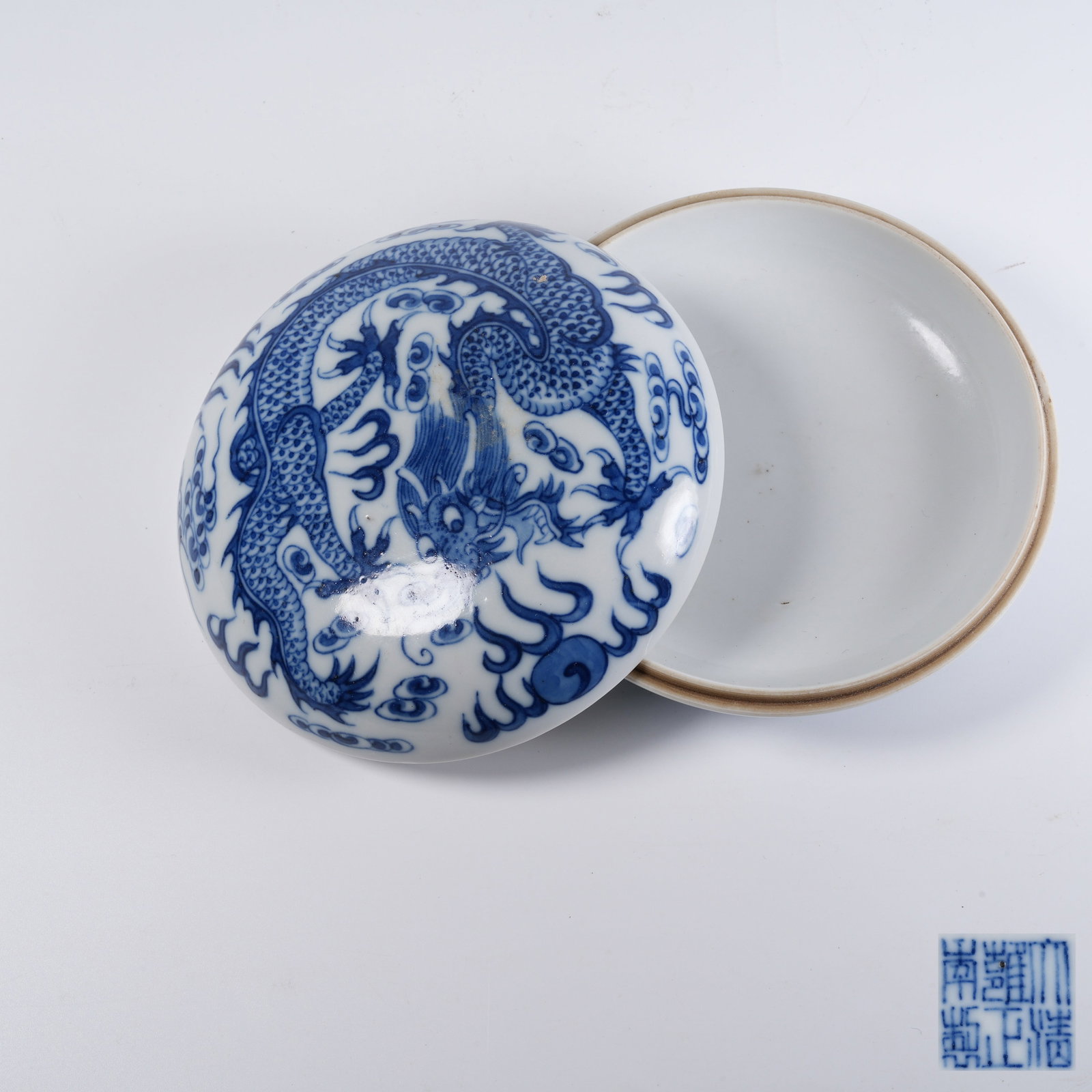 A BLUE-AND-WHITE DRAGON-PATTERN INK PASTE BOX: Blue-and-white dragon-pattern ink paste box