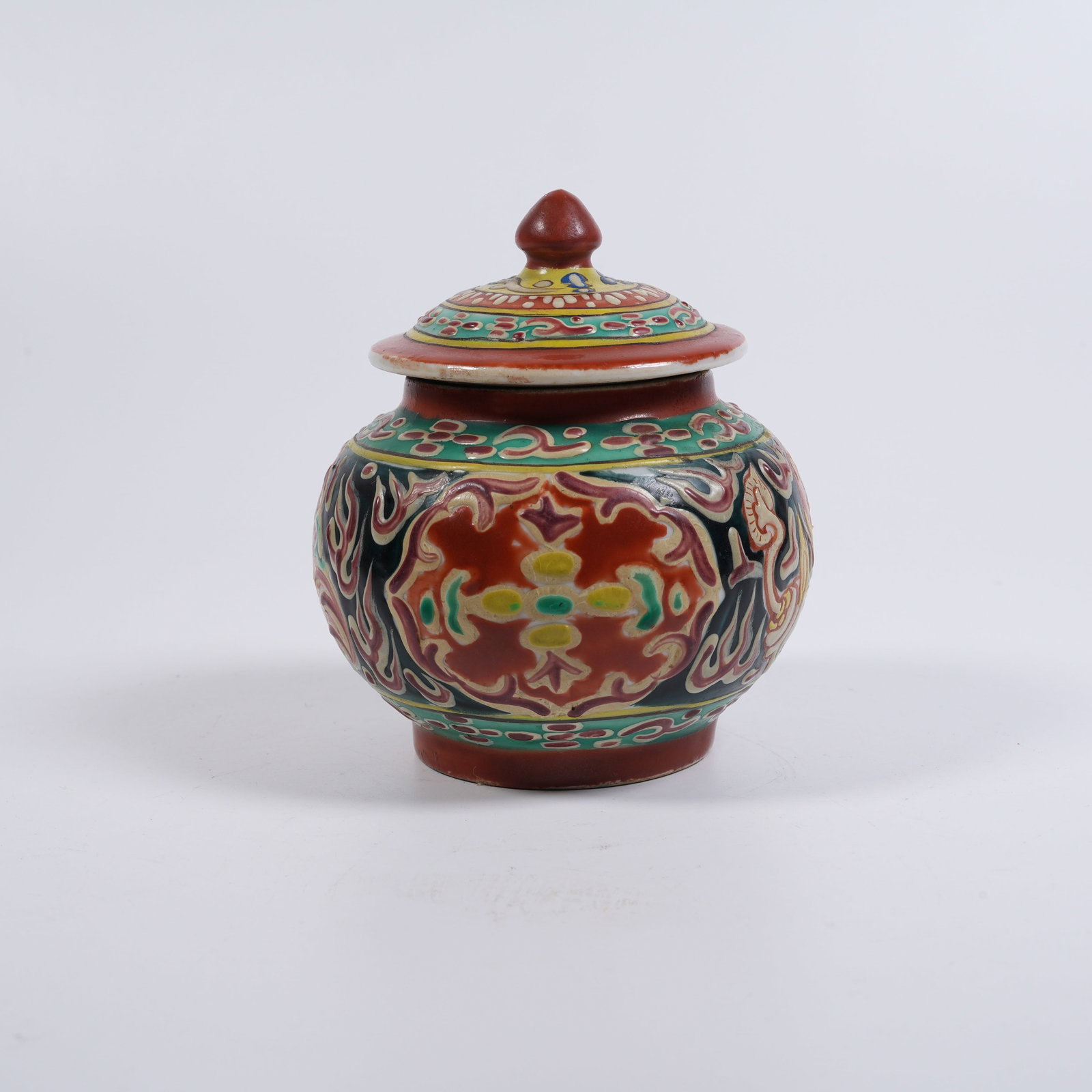 A WUCAI COVERED JAR WITH BUDDHA-FIGURE PATTERN (1 of 9)