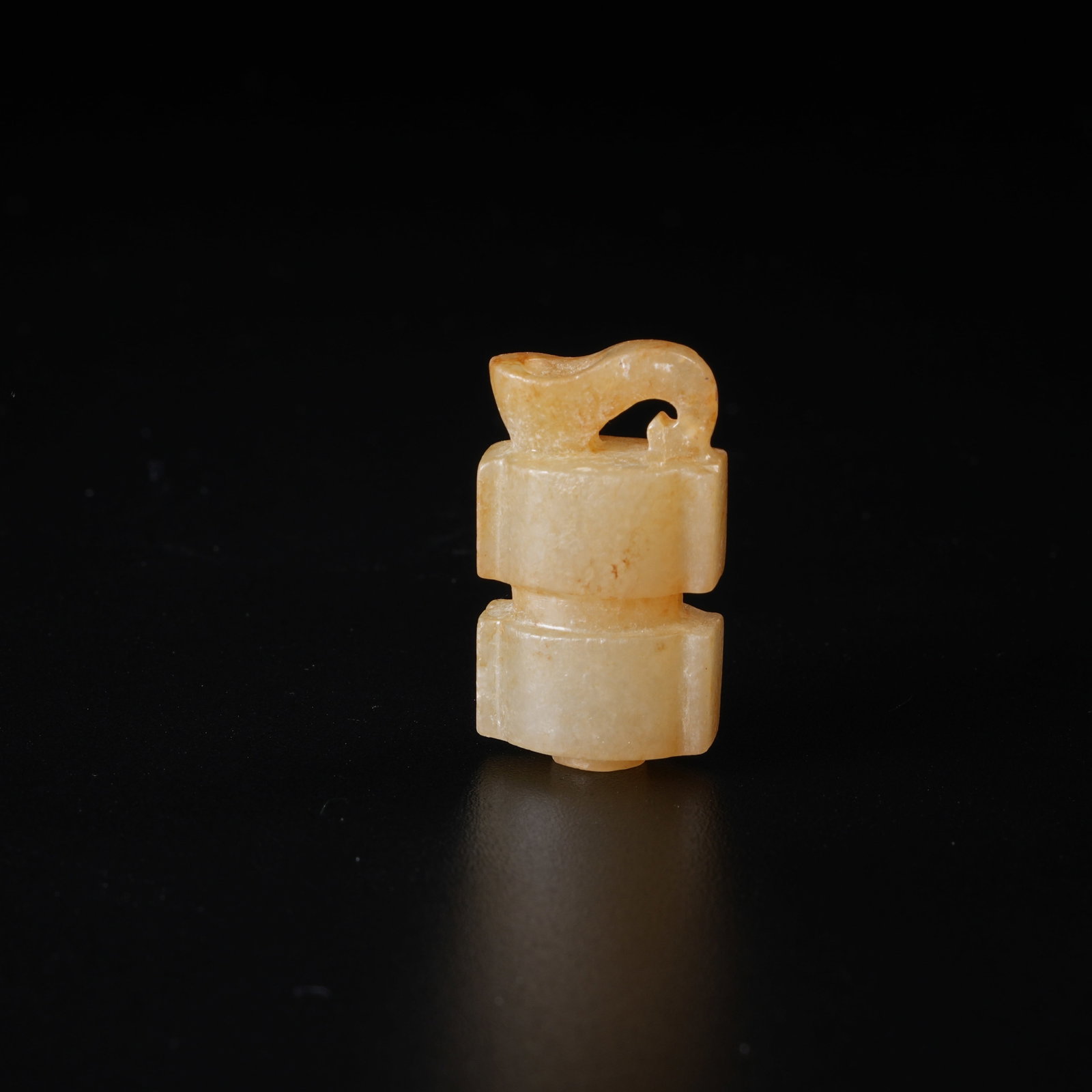 A ANCIENT JADE SINAN PENDANT (1 of 6)