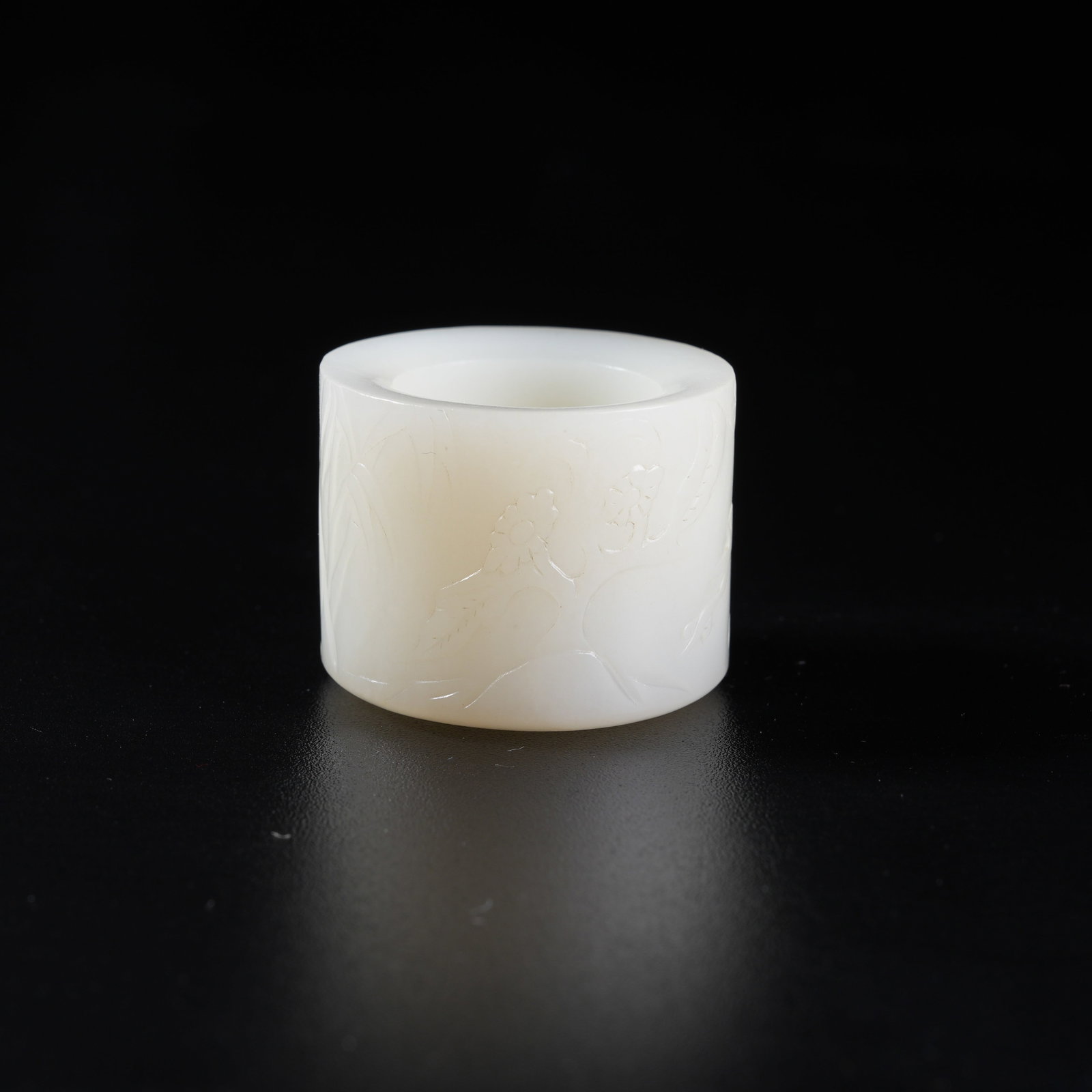 A THUMB RING WITH FOUR GENTLEMEN PATTERN IN HETIAN JADE: Thumb ring with Four Gentlemen pattern in Hetian jade