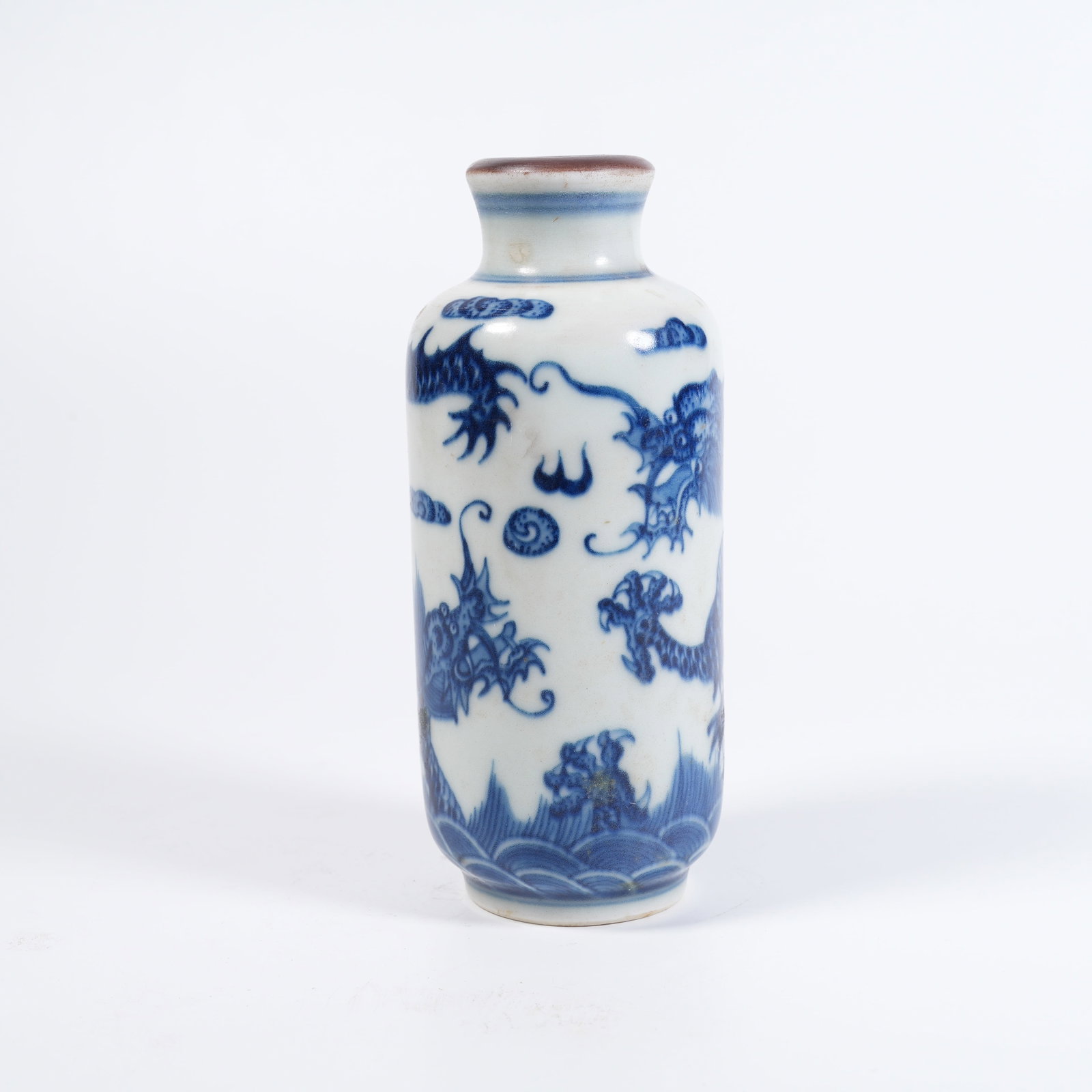 A BLUE-AND-WHITE SNUFF BOTTLE WITH DOUBLE-DRAGON PATTERN: Blue-and-white snuff bottle with double-dragon pattern