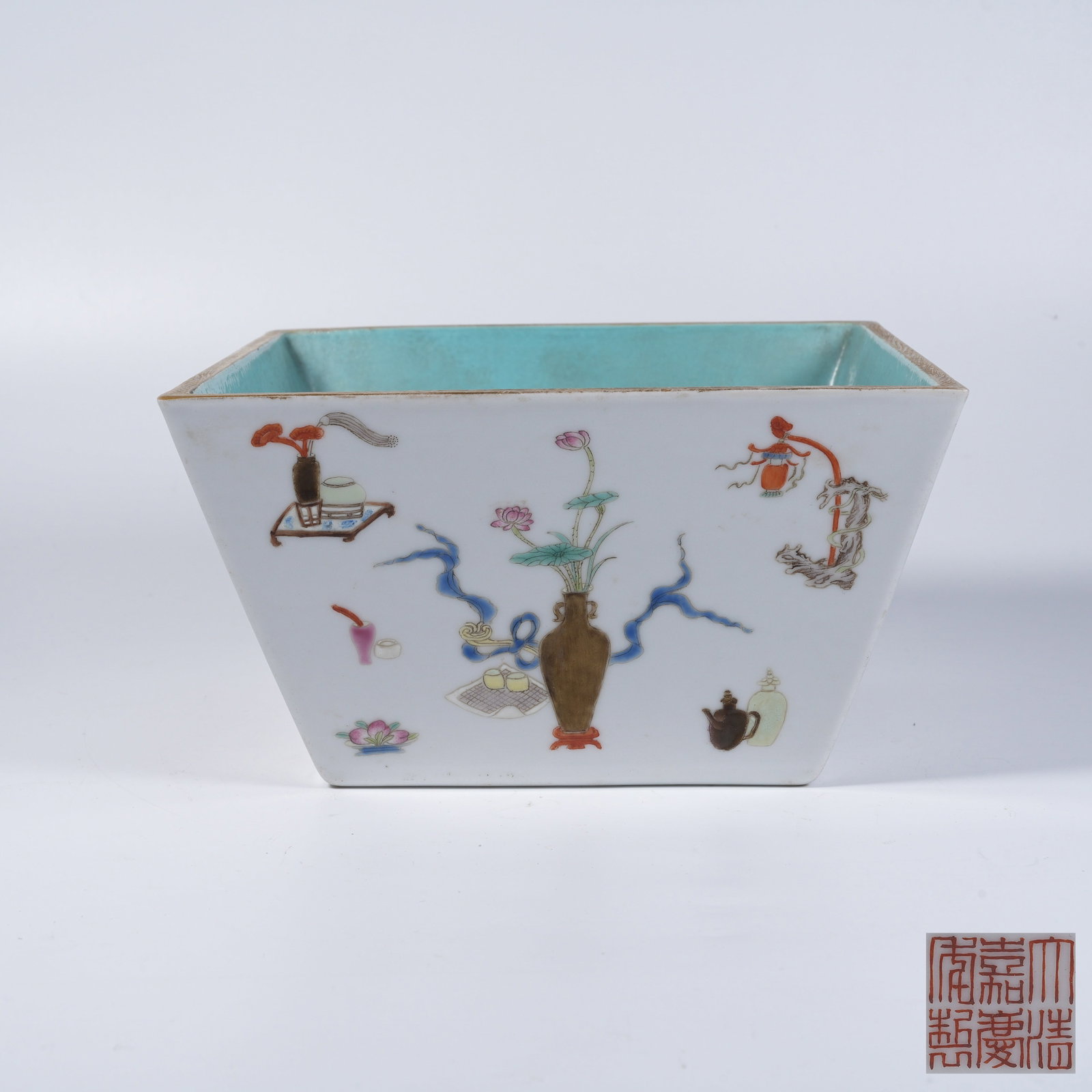 A FAMILLE-ROSE SQUARE BUCKET WITH ANTIQUE-OBJECT MOTIF (1 of 9)