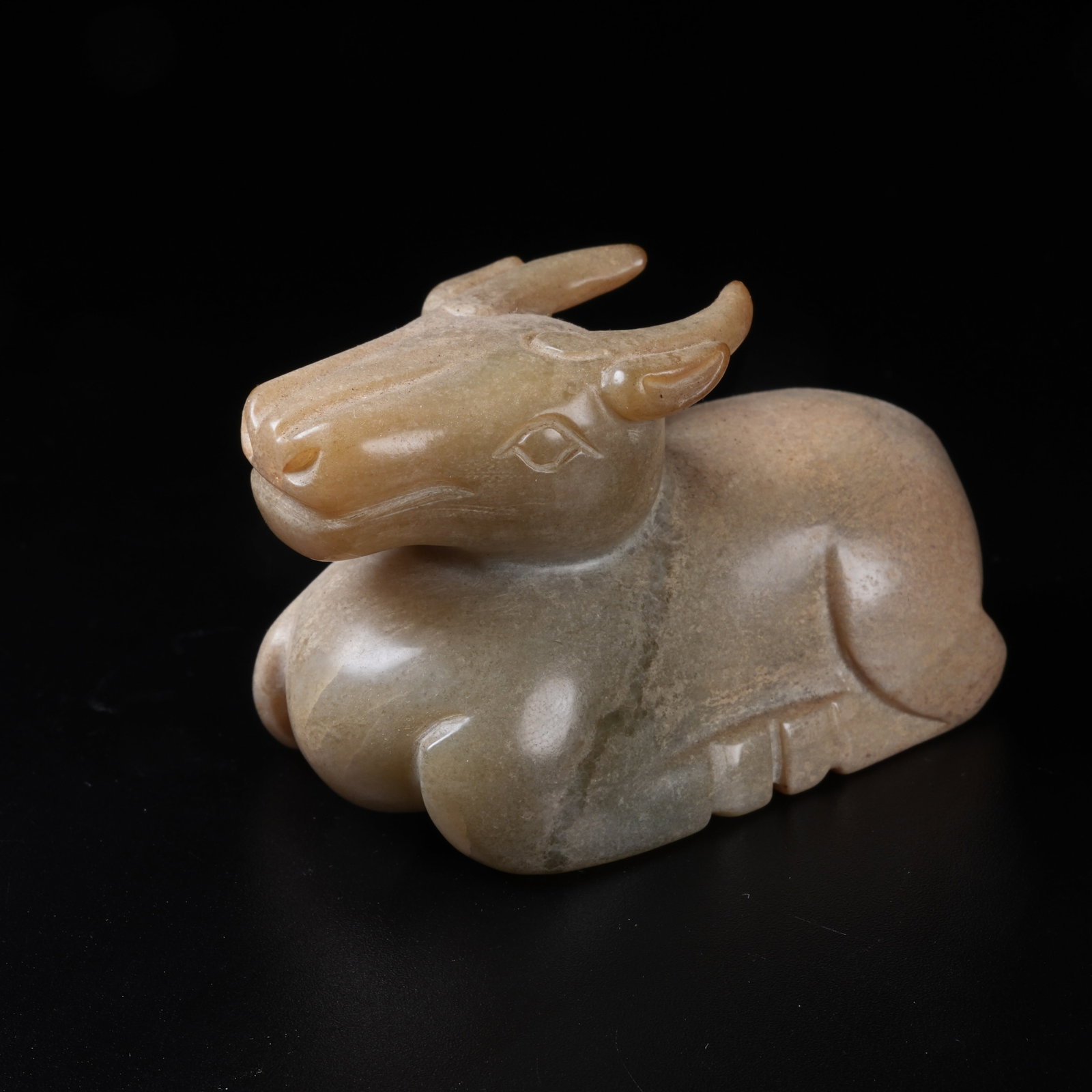 A ARCHAIC JADE RECUMBENT OX ORNAMENT (1 of 8)