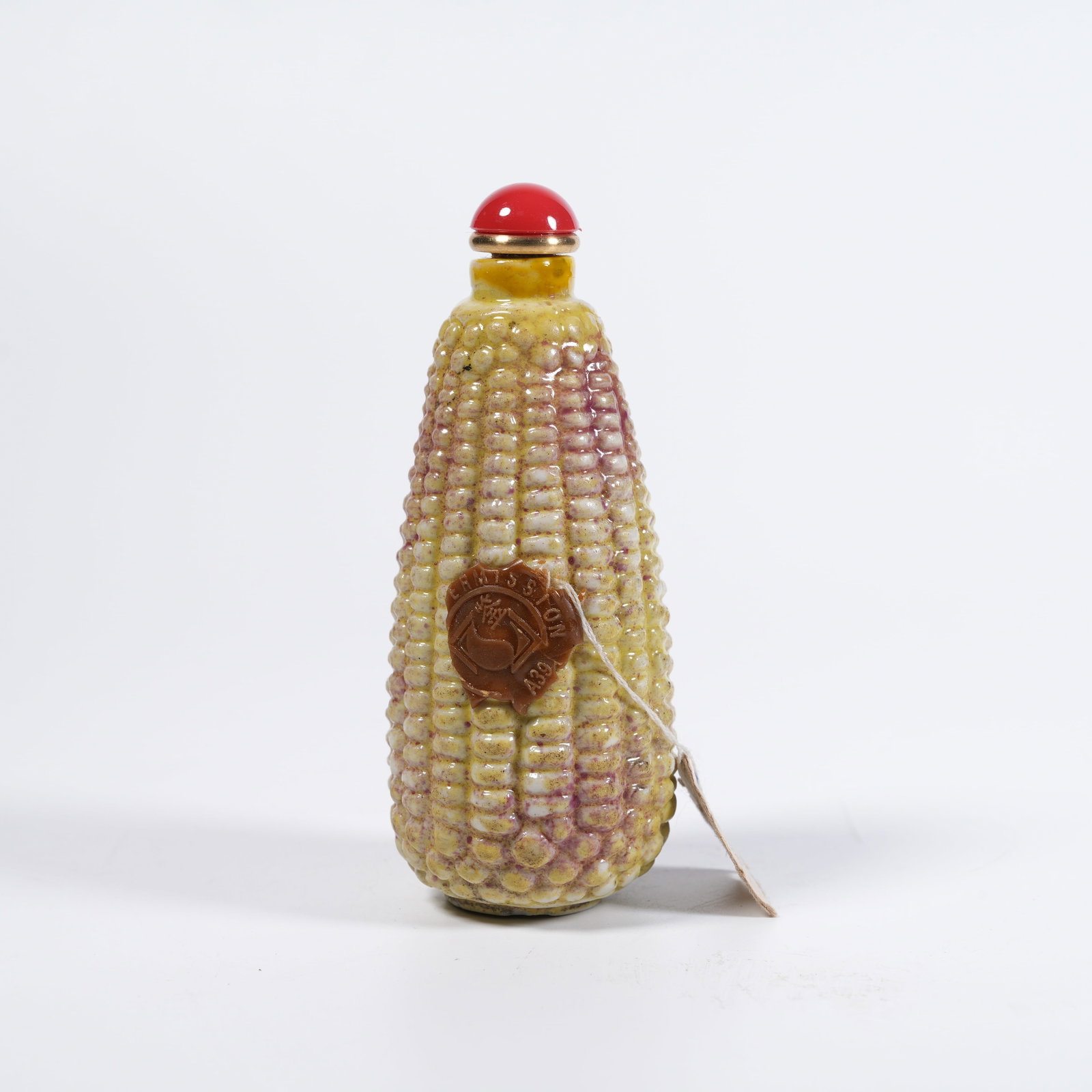 A FAUX-PORCELAIN CORN-SHAPED SNUFF BOTTLE: Faux-porcelain corn-shaped snuff bottle