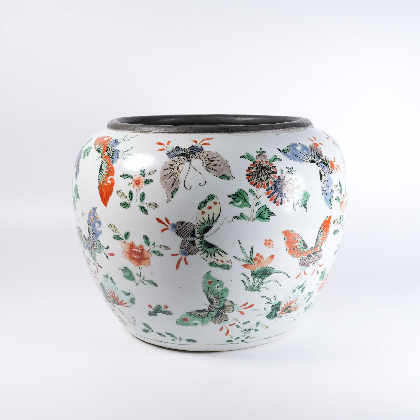 A WUCAI FLOWER-AND-BUTTERFLY-PATTERN WASHER: Wucai flower-and-butterfly-pattern washer