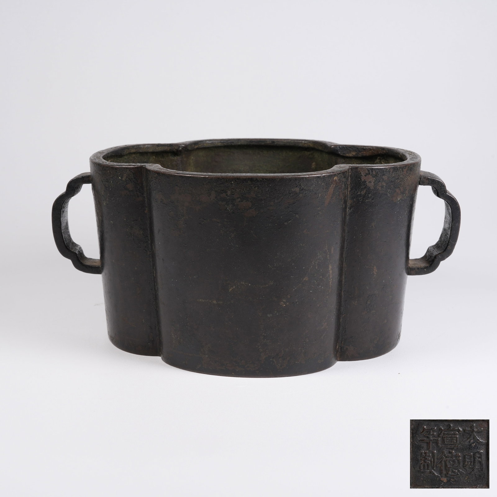 A BRONZE CRABAPPLE-SHAPED CENSER: Bronze Crabapple-shaped Censer