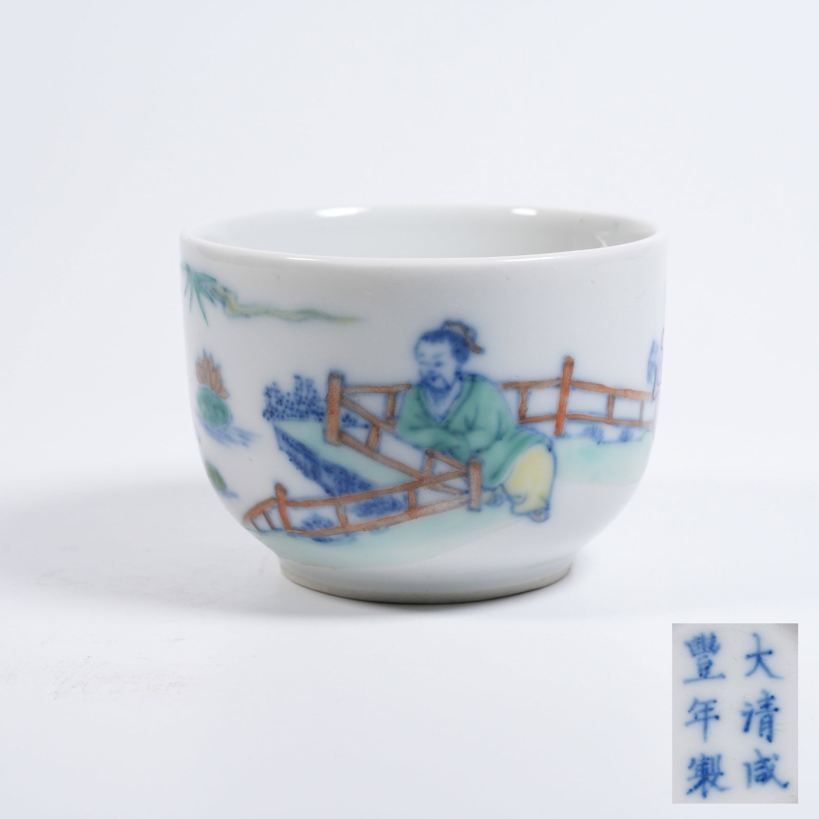A WUCAI FIGURED CUP: Wucai figured cup