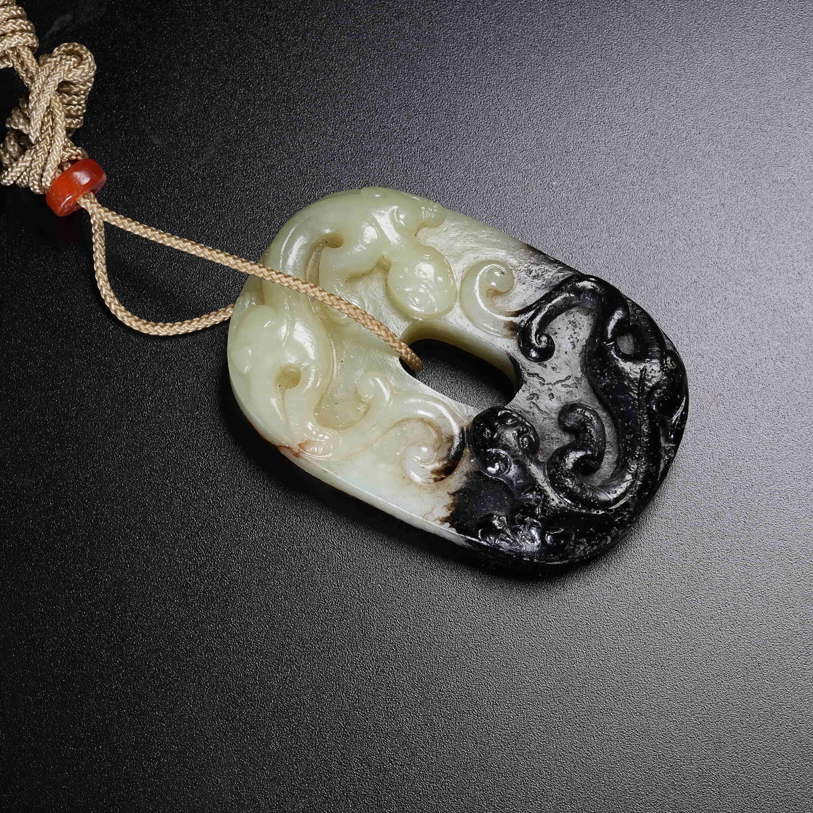 A ANCIENT JADE CHI DRAGON PENDANT (1 of 8)
