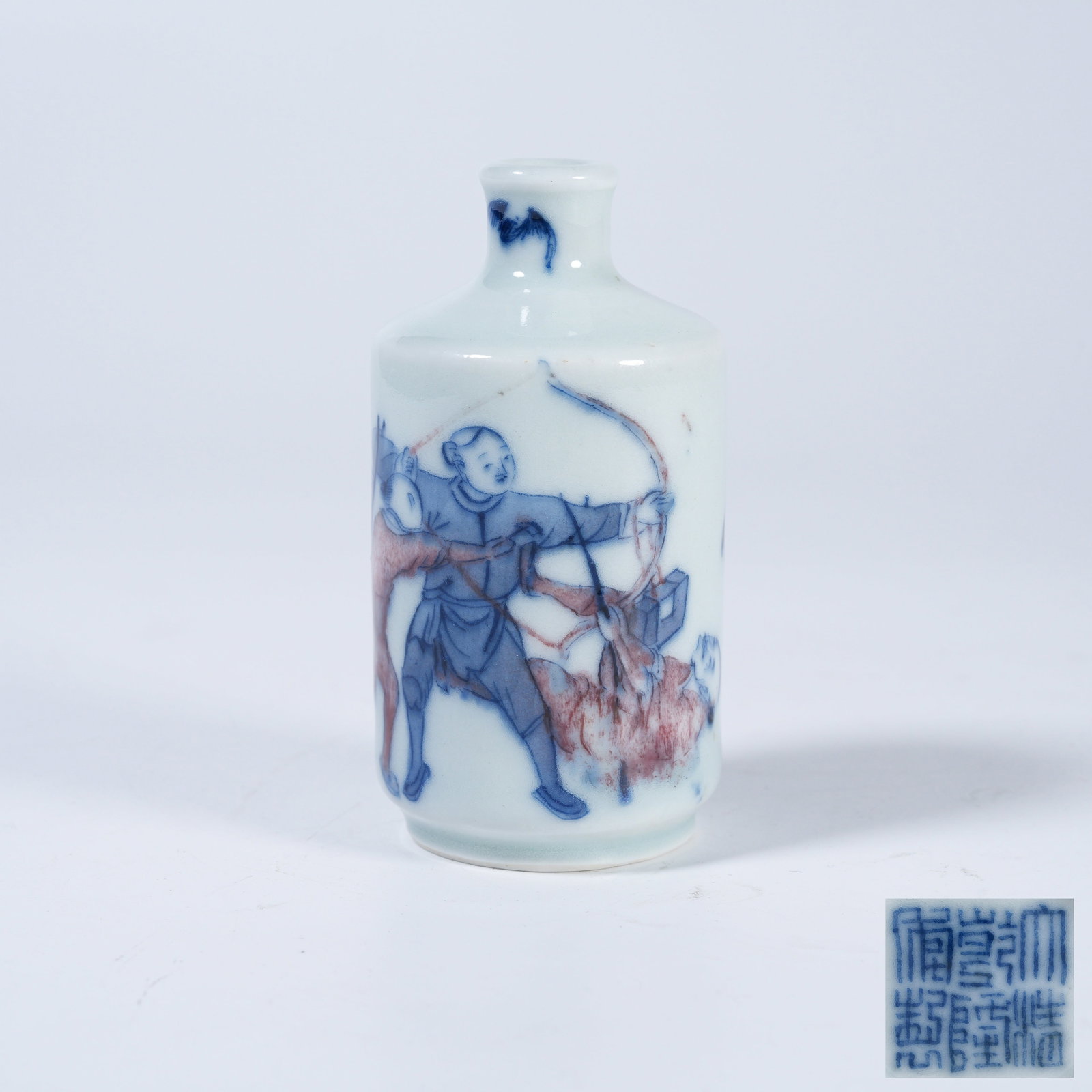 A BLUE-AND-WHITE UNDERGLAZE-RED SNUFF BOTTLE WITH FIGURE PATTERN (1 of 9)