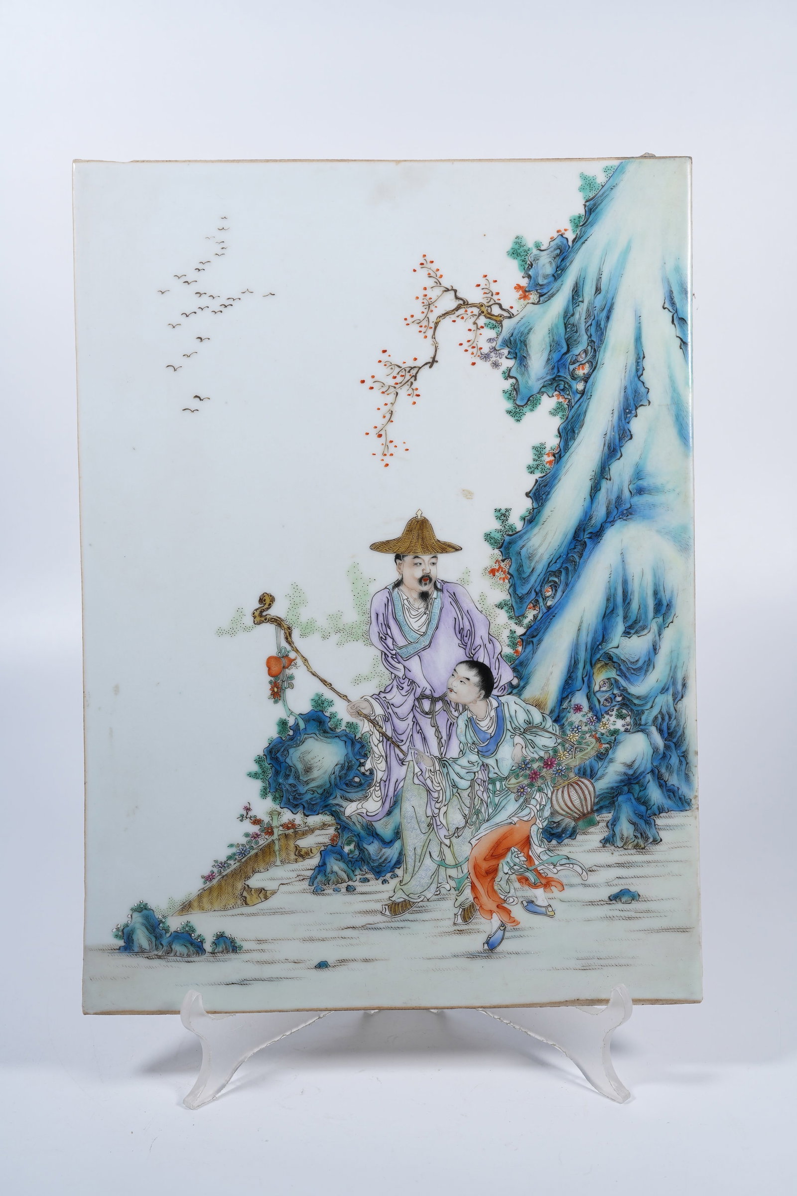 A FAMILLE-ROSE PORCELAIN PLAQUE WITH LANDSCAPE AND FIGURE MOTIF: Famille-rose porcelain plaque with landscape and figure motif