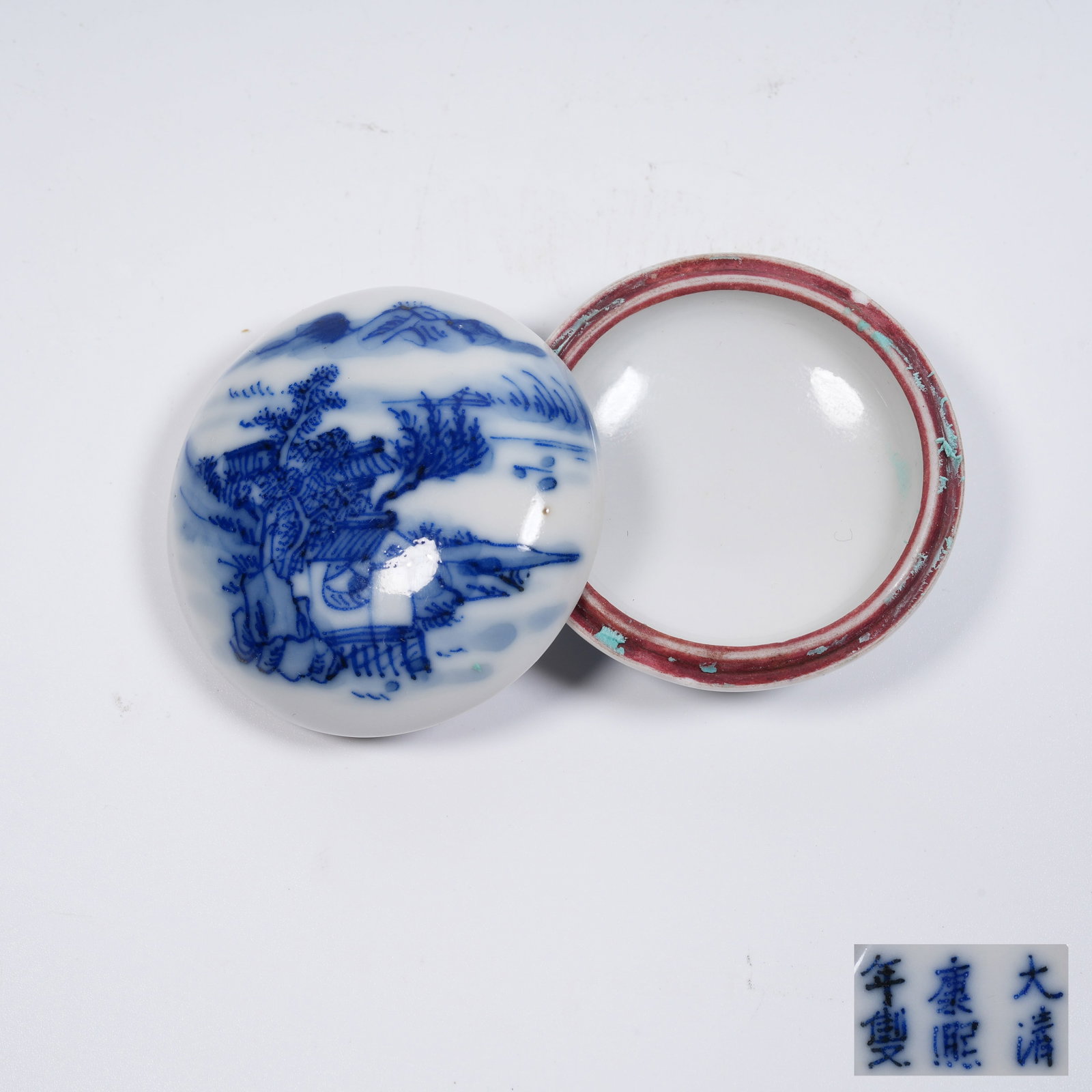 A BLUE-AND-WHITE INK PASTE BOX WITH LANDSCAPE PATTERN: Blue-and-white ink paste box with landscape pattern