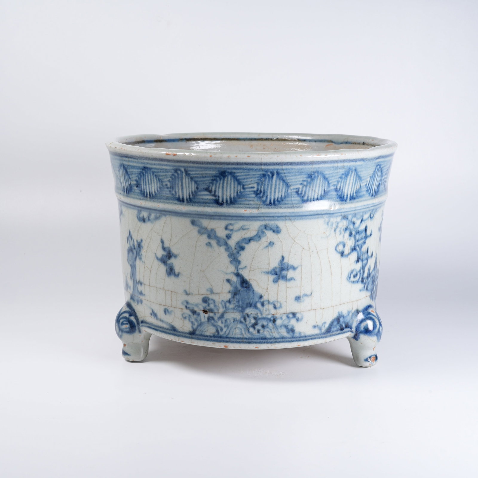 A BLUE-AND-WHITE FIGURED CENSER: Blue-and-white figured censer
