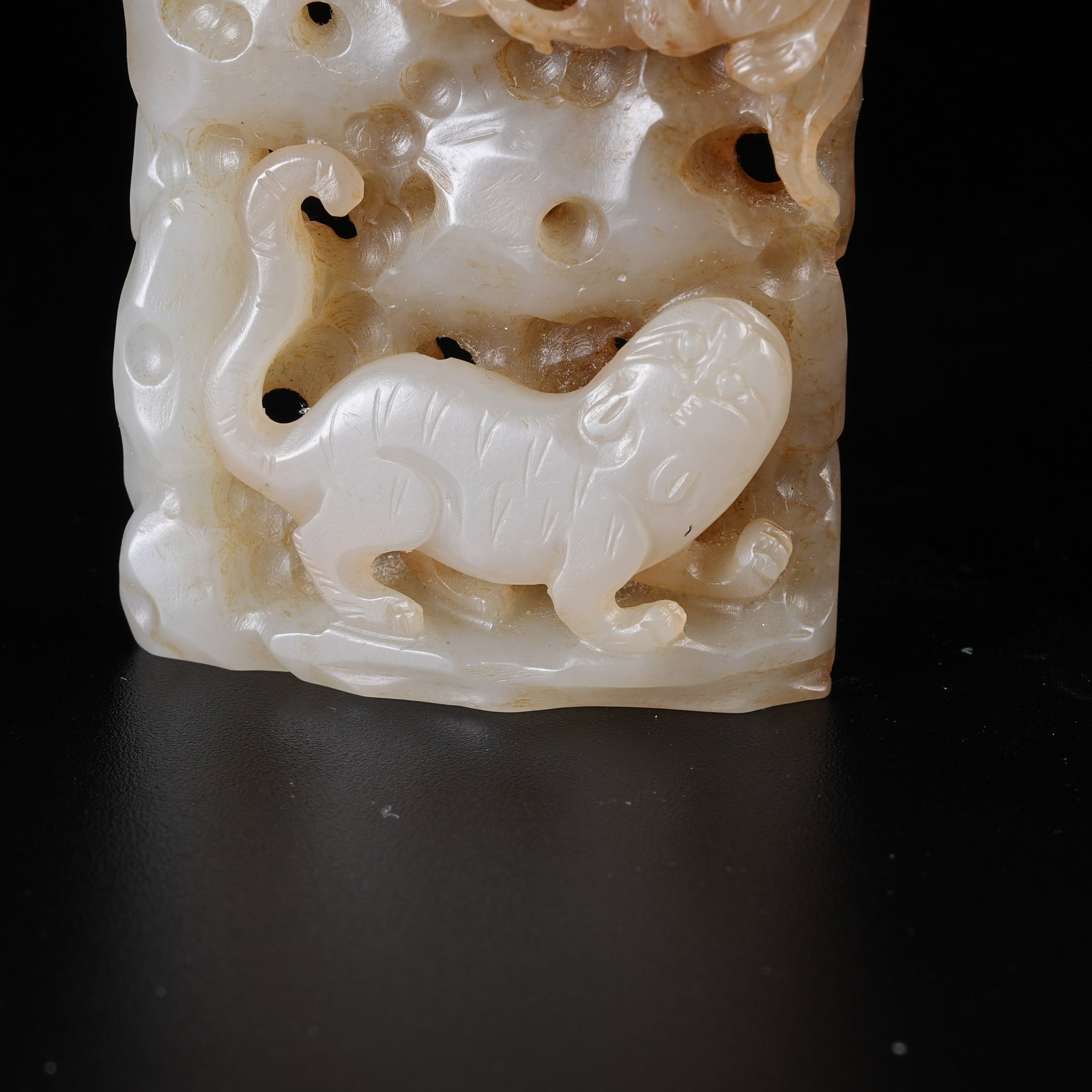 A HETIAN JADE PLAQUE WITH TIGER PATTERN - 3