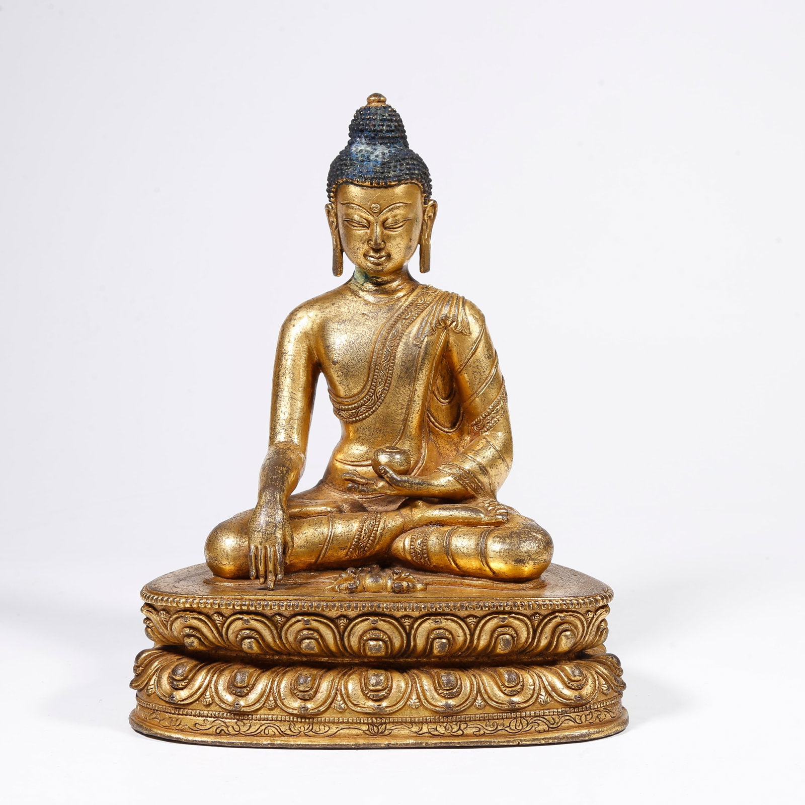 A GILT-BRONZE SAKYAMUNI STATUE: Gilt-bronze Sakyamuni statue