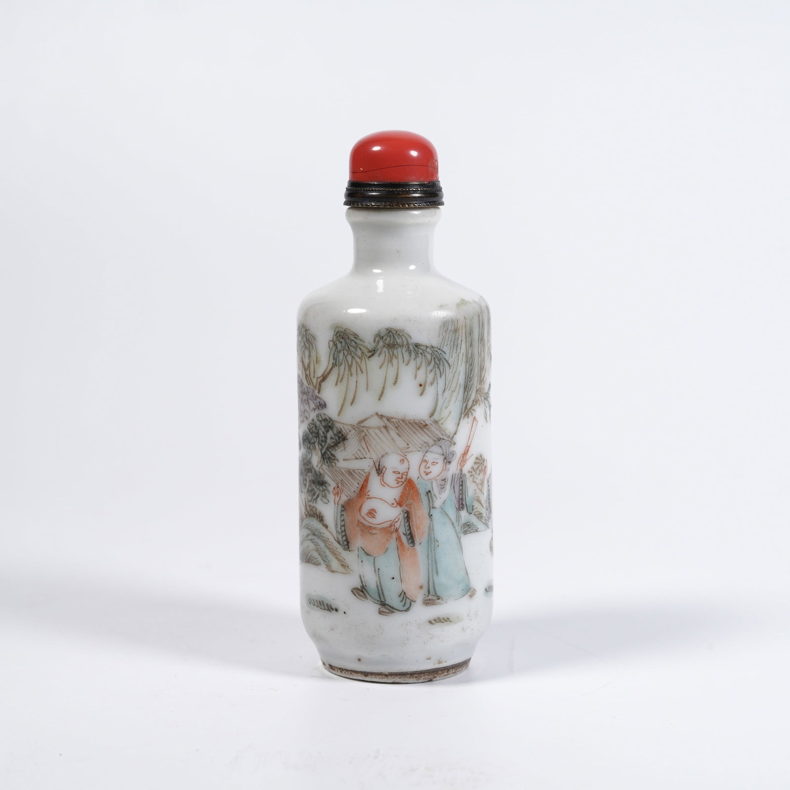 A QIANJIANG-CAI SNUFF BOTTLE WITH FIGURE PATTERN: Qianjiang-cai snuff bottle with figure pattern