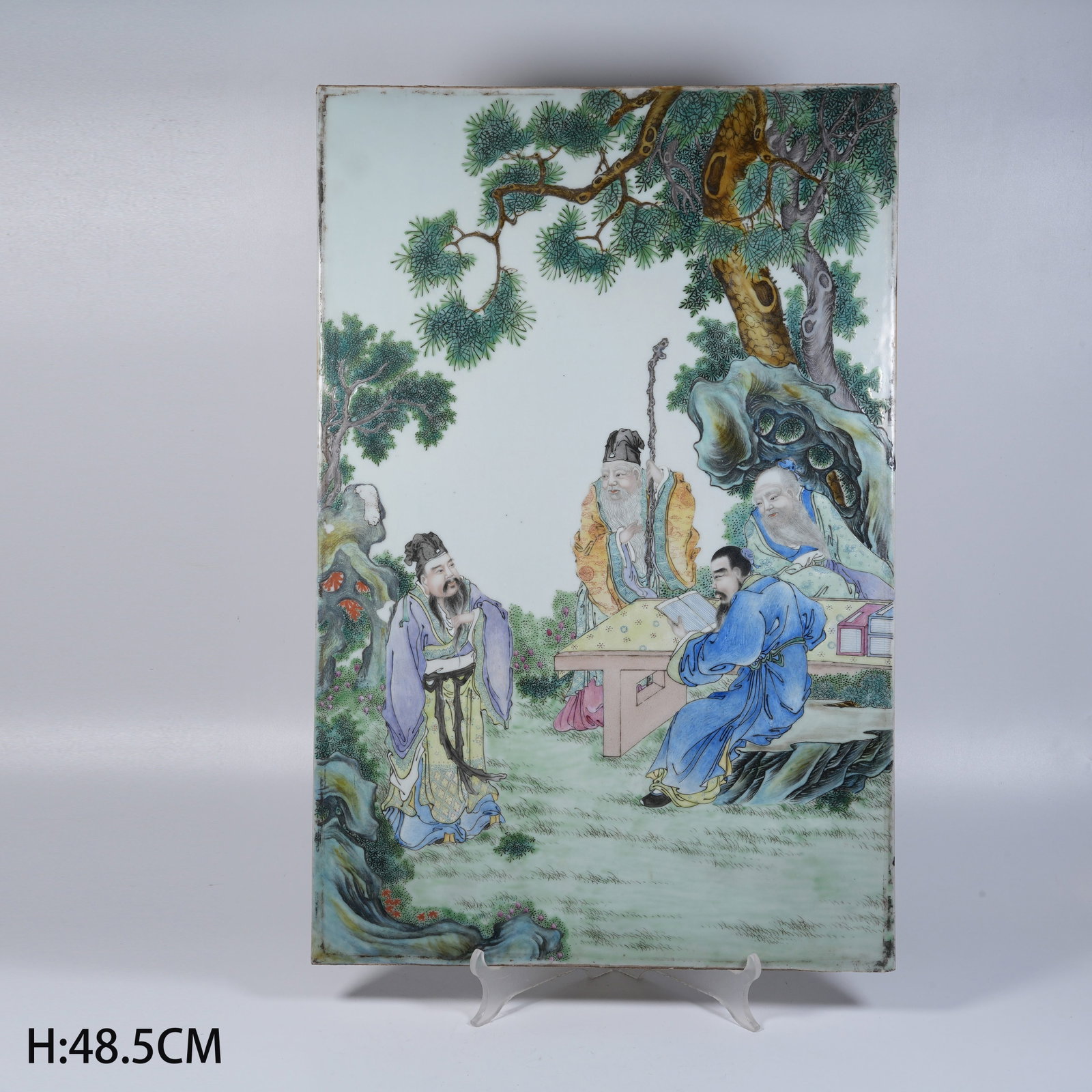 A PORCELAIN PLAQUE WITH FAMILLE-ROSE FIGURE-AND-STORY PATTERN: Porcelain plaque with famille-rose figure-and-story pattern