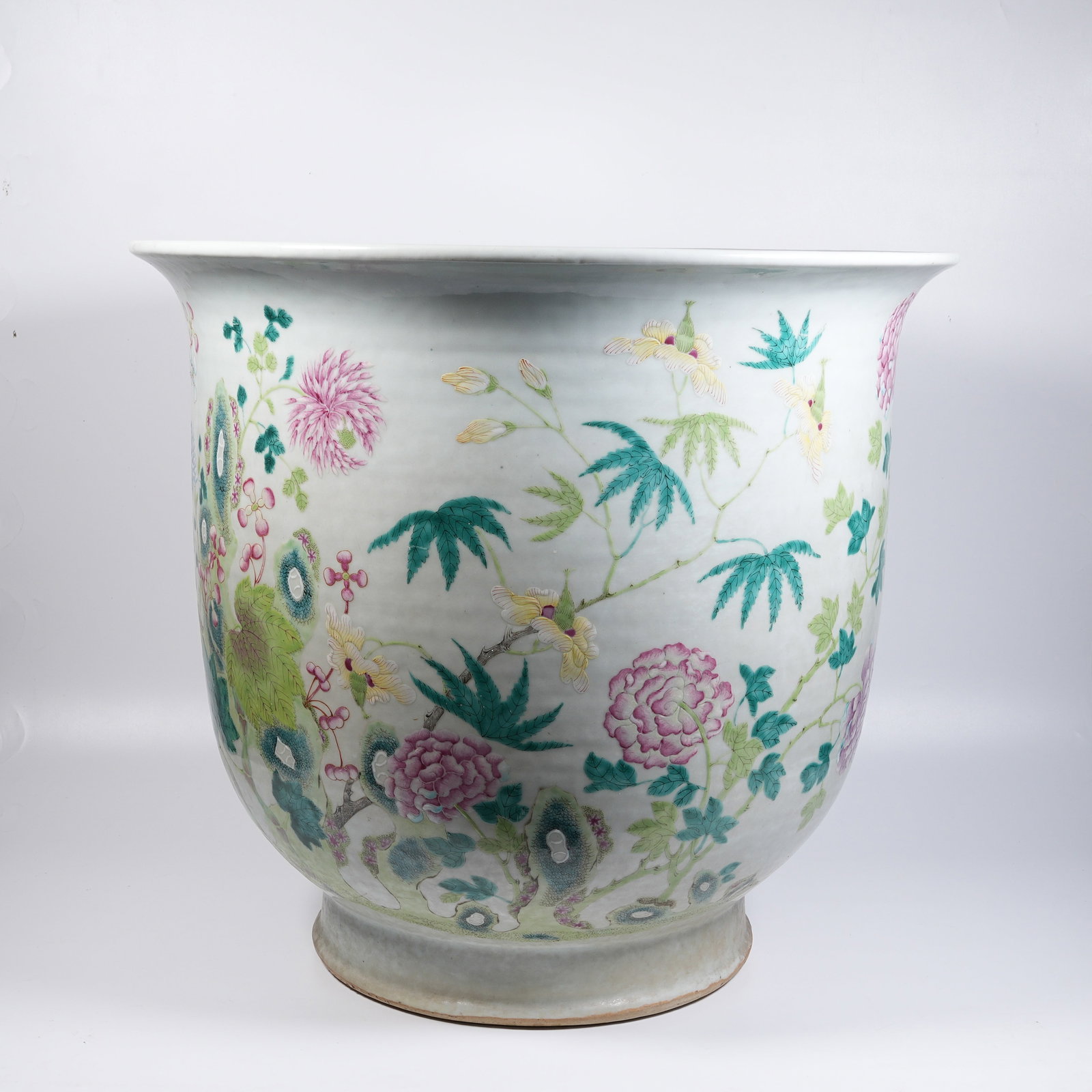 A LARGE FAMILLE-ROSE FLORAL FLOWERPOT: Large famille-rose floral flowerpot