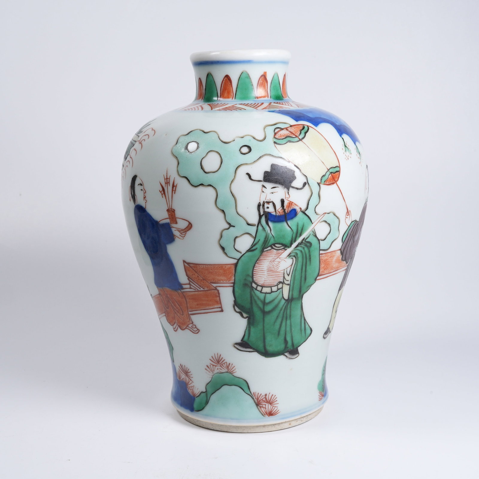 A WUCAI PRUNUS-SHAPED VASE WITH FIGURED PATTERN: Wucai prunus-shaped vase with figured pattern