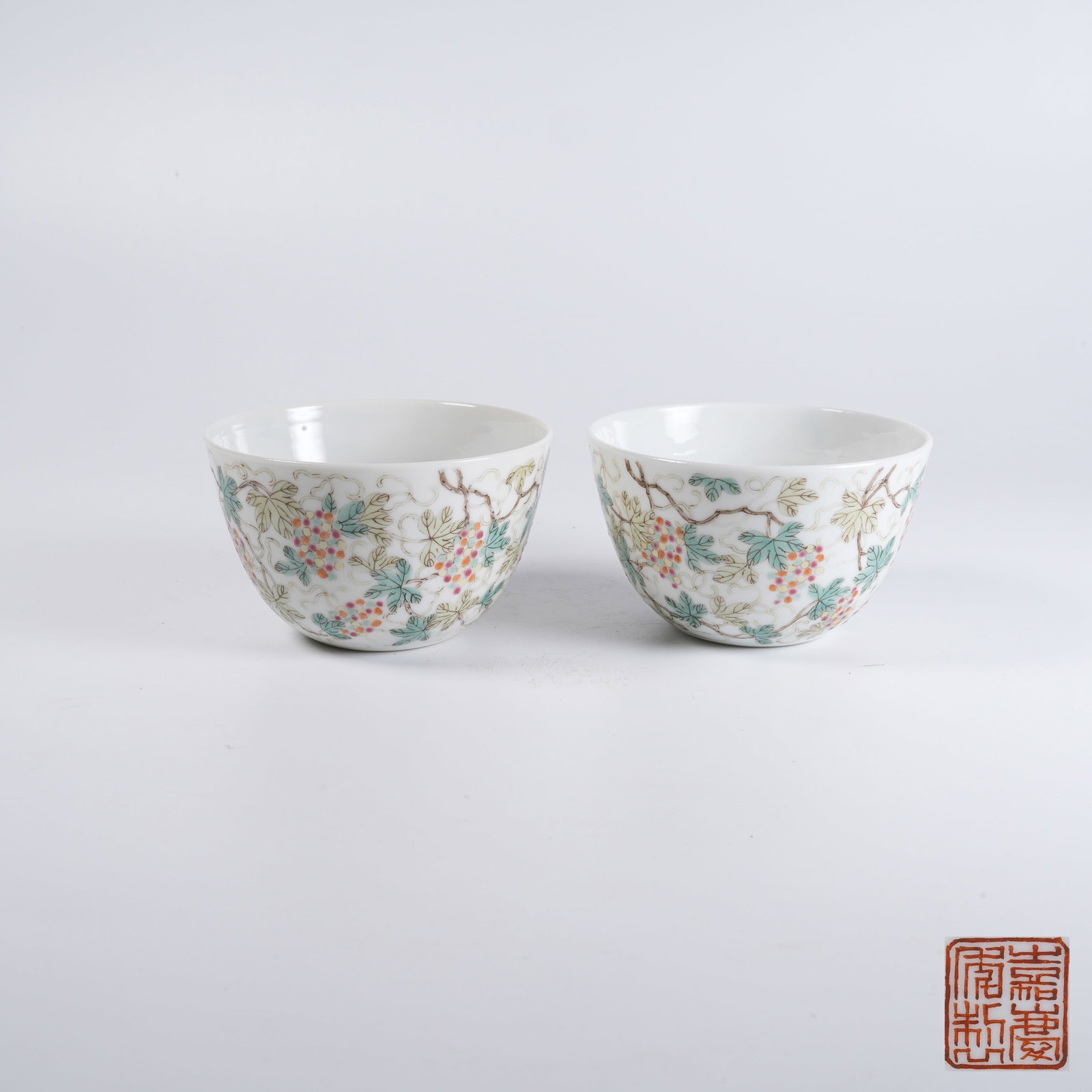 A SET OF FAMILLE-ROSE GRAPE-PATTERN CUPS (1 of 9)