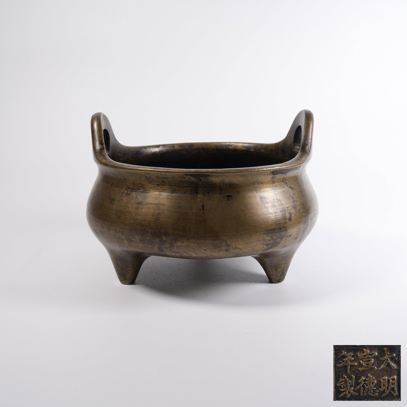 A BRONZE TRIPOD CENSER WITH UPRIGHT UPRISING EARS (1 of 9)