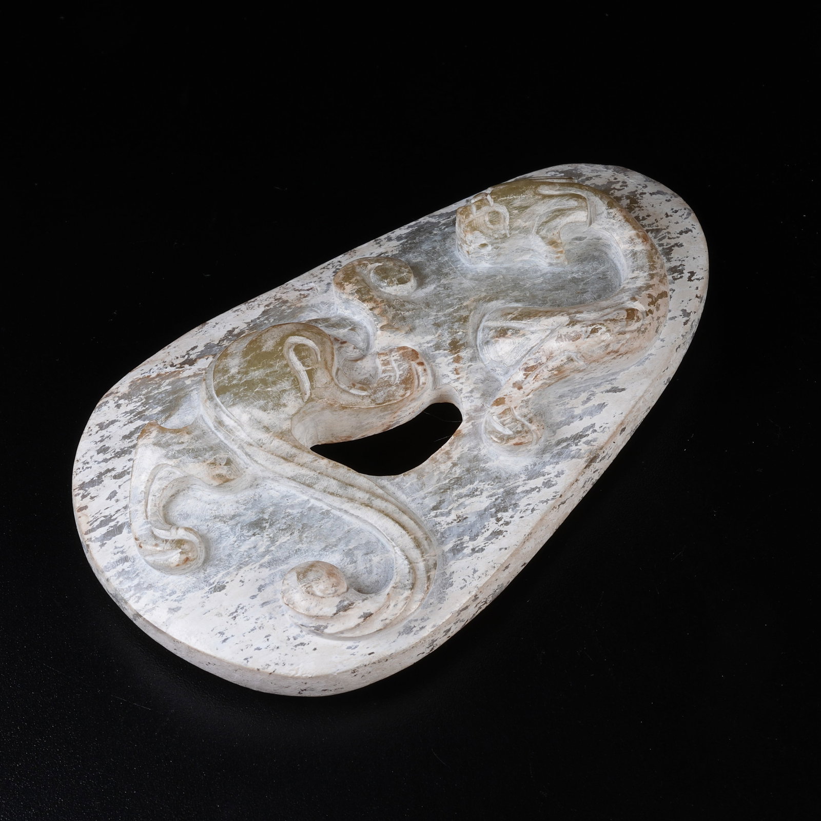 A ARCHAIC JADE HEART-SHAPED PENDANT WITH CHI DRAGON PATTERN: Archaic Jade Heart-shaped Pendant with Chi Dragon Pattern