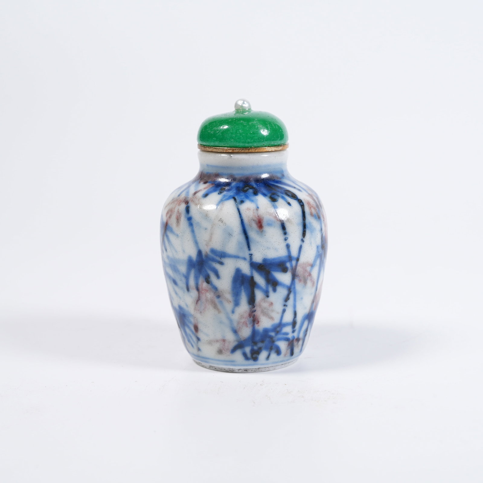 A BLUE-AND-WHITE UNDERGLAZE-RED SNUFF BOTTLE WITH BAMBOO-BRINGS-PEACE MOTIF: Blue-and-white underglaze-red snuff bottle with bamboo-brings-peace motif