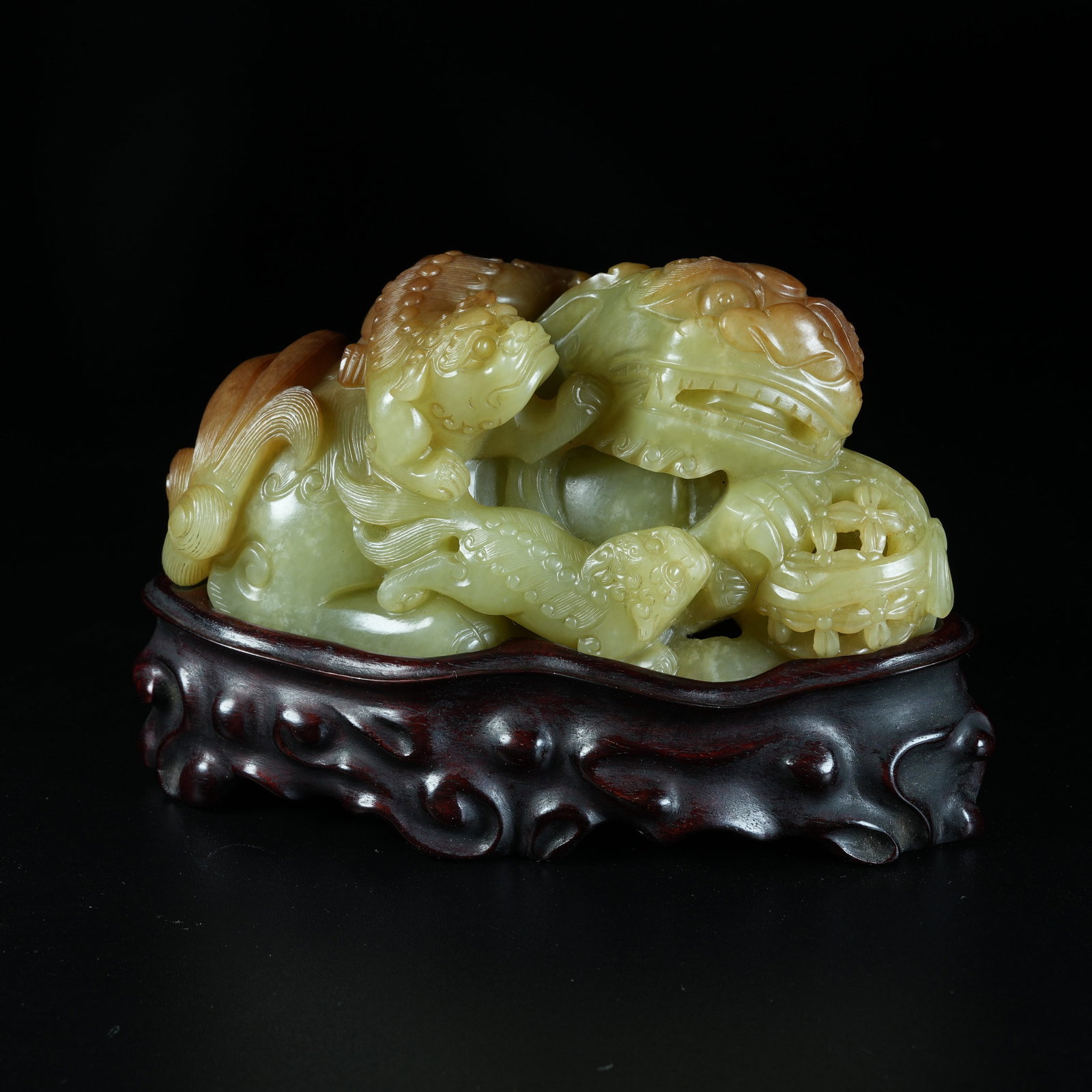 A ORNAMENT OF GRAND LION AND CUB LION IN YELLOW HETIAN JADE (1 of 8)